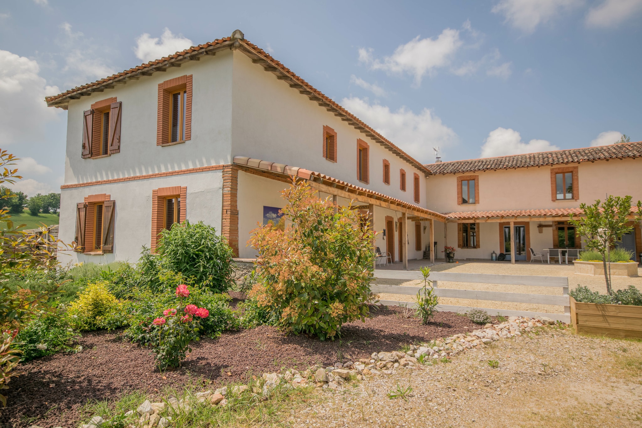 This apartment is equipped with luxurious facilities, a beautiful view and a comfortable bedroom. With its location in the south of France, it is ideal for a romantic holiday with your partner.

The house is located in one of the most beautiful areas of France, between Montauban and Toulouse. The region is known for its varied landscape, which is adorned by forests, vineyards, deep valleys and the river Tarn. In the area, you can make beautiful hiking and cycling trips through nature. The nearest restaurants and shops are 5 km away from the residence.

The holiday home is located on the 1st floor and has a lovely bubble bath and a covered balcony. The open kitchen has a dishwasher and a microwave and you can start the day in style with a refreshing dip in the communal swimming pool. The holiday home also offers its guests a free WiFi facility.