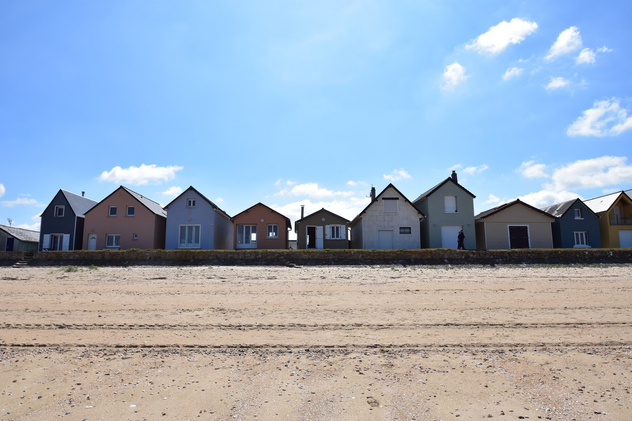 Ground floor: (bedroom(2x single bed(90 x 190 cm)), bathroom(shower, toilet, washing machine))\n\nOn the 1st floor: (open kitchen(cooker(2 ring stoves), oven, fridge-freezer), Living/diningroom(TV, fireplace), bedroom(double bed(140 x 190 cm)))\n\ncourtyard, terrace, garden furniture, BBQ