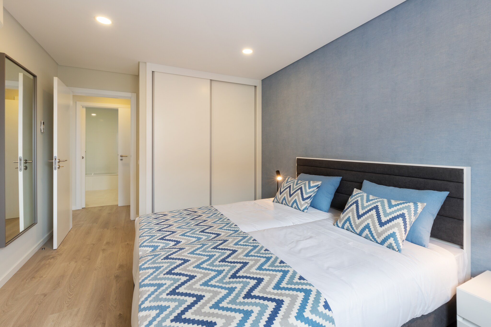 On the 2nd floor: (Living room(TV(international television channels), dining table, seating area, balcony, air conditioning), open kitchen(hob(ceramic), electric kettle, toaster, coffee machine, oven, combination microwave, dishwasher, fridge-freezer), bedroom(2x single bed(90 x 200 cm), air conditioning), bedroom(double bed(180 x 200 cm), balcony, air conditioning), bathroom(bathtub with shower, washbasin, toilet, bidet, hairdryer))\n\nOn the 4th floor: (swimming pool(shared with other guests))\n\nmicrowave, bathtub or shower, shower, washing machine, heating, terrace, garden furniture, lift, children\'s bed, ironing board, iron