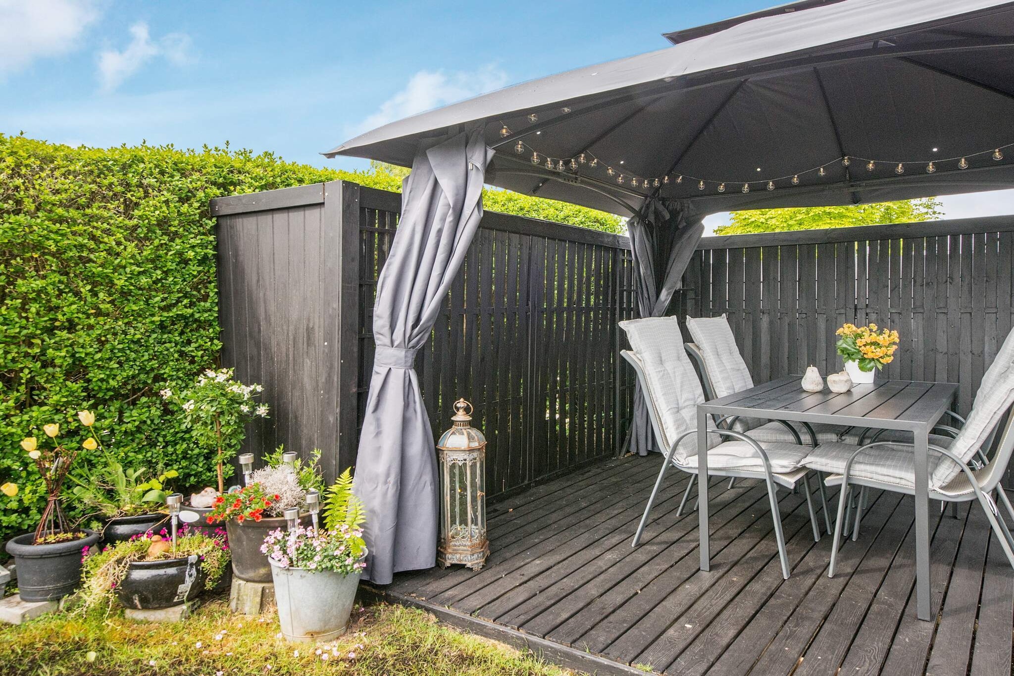 In this renovated cottage in Vemmingbund you will find a bright and spacious setting for your next holiday and on top of the purchase with only approx. 75 meters to the beautiful beach with its white sand. The heart of the cottage is the kitchen-dining room with the dining area, which is located with unobstructed views of the garden. There is a well-equipped kitchen and otherwise good and nice space in the sofa area. There is great TV package as well as Netflix. There are two separate bedrooms and the possibility of two extra beds in the kitchen-living room. The renovated bathroom has a washer and dryer. In the house there is a pellet stove and solar cells, which help to produce free electricity. Opportunity to buy pills for the stove in the house. Outside you will find several terrace areas so you can enjoy the sun morning, noon and evening. One terrace is covered. After a walk to the beautiful beach, you can take an either cold or hot shower in the garden, where you will find a & # 8221; almost closed & # 8221; shower department. Not for rent to youth groups.