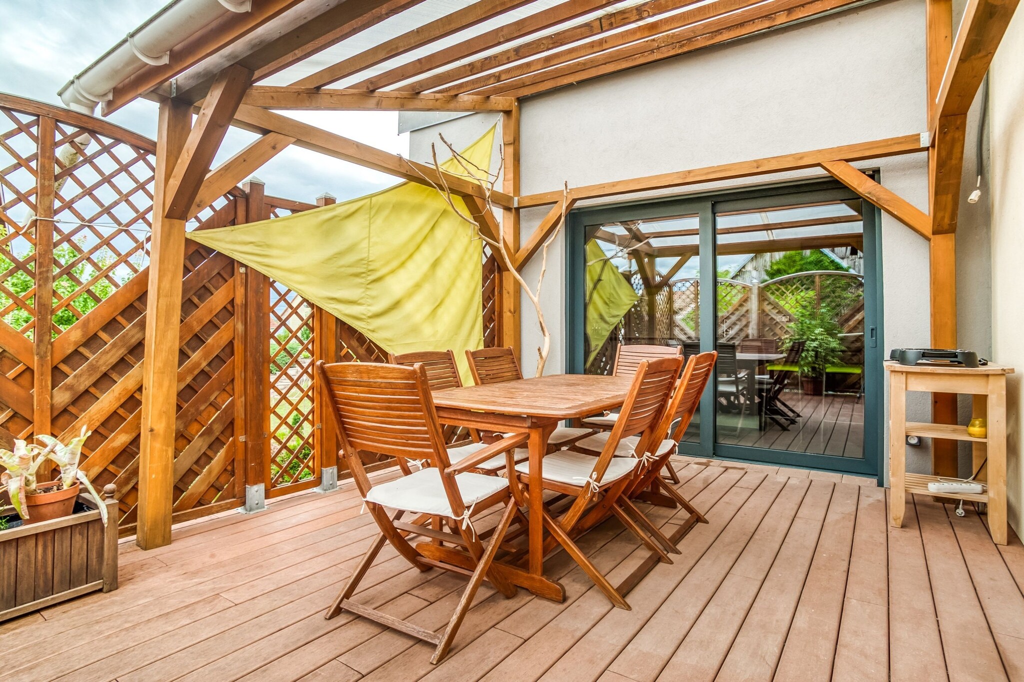 Ground floor: (dining room(TV, dining table), Kitchen(boiling water tap, toaster, cooker, hood, coffee machine, oven, microwave, fridge-freezer), bedroom(double bed), bathroom(bath tub, Bubble bath, washbasin), toilet(shower, washbasin, toilet), balcony or terrace)\n\nOn the 1st floor: (bedroom(bunk bed), bedroom(single bed))\n\nterrace, BBQ(electric)