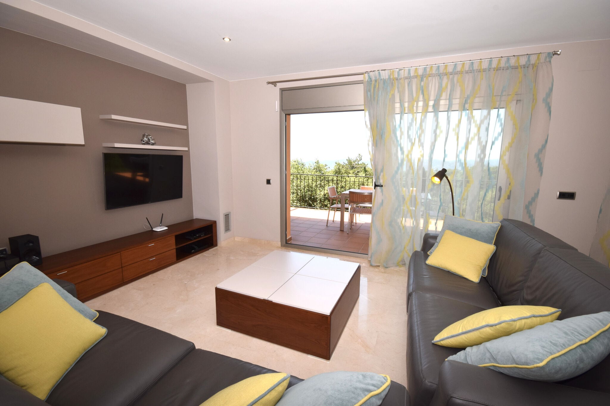 Comfortabel appartement op Mas Nou, met heerlijk terras en prachtig uitzicht