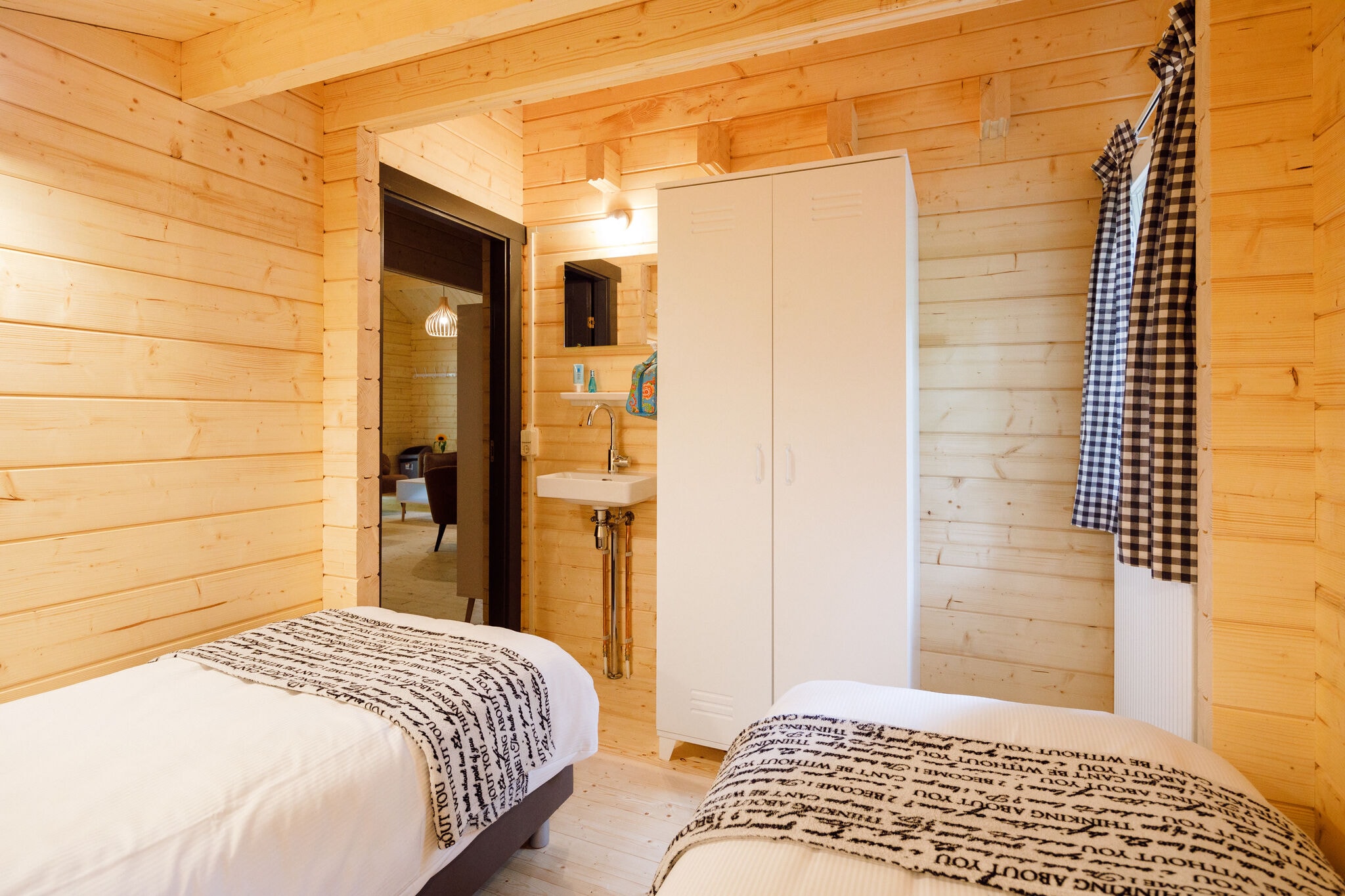 Lodge en bois avec une véranda, à Veluwe
