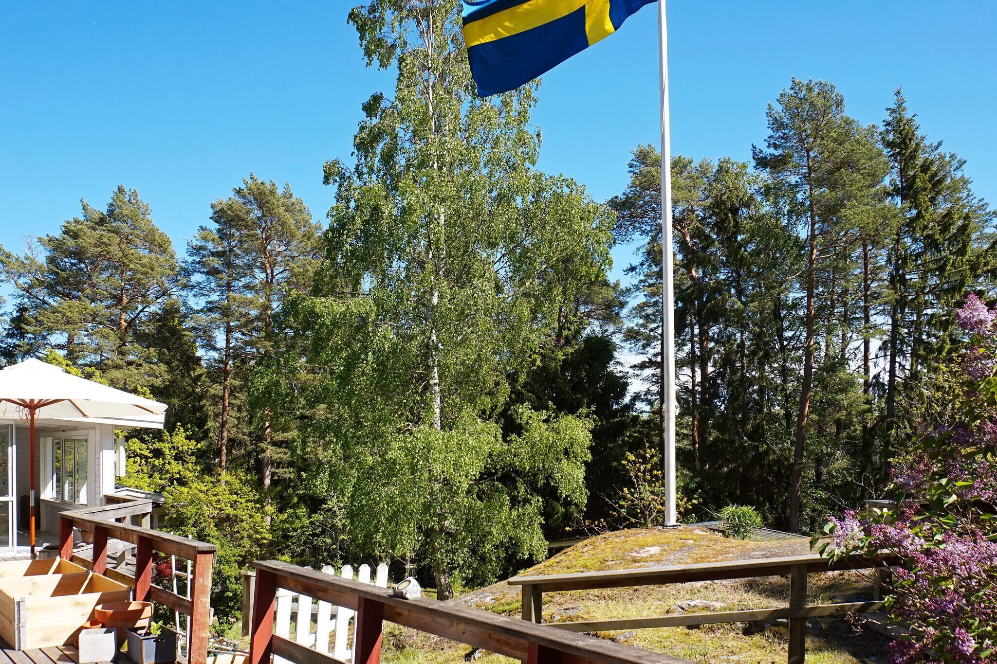 This cozy holiday home is located on the larger archipelago island of VindÃ¶ off Stockholm and is ideal for a relaxing family holiday on the archipelago coast. The house stands on top of a small hill and is bright and comfortably furnished with a slightly nostalgic touch. The house has a bedroom with a double bed and a sleeping alcove with bunk beds for children. Adjacent to the quite spacious kitchen is the dining and living area with a beautiful fireplace for cooler days. Small bathroom with toilet, shower cubicle and washing machine. Internet connection available, but no TV.The holiday home also has an inviting, glazed veranda with access to the open terrace area. The house is a very nice vaccation home for the family with children. The associated natural property is spacious and very hilly, with both rocks and trees and a small greenhouse. There is also a level surface on which the garden trampoline invites you to play and have fun (use only at your own risk!). The coast and the sea as well as a bathing jetty and a floating jetty are 450 m away. VindÃ¶ is a larger island in Stockholm's central archipelago, accessible via a bridge. The sea, swimming and nature are very popular here. The holiday home is just over 3 km from DjurÃ¶, where there is a grocery store and a restaurant. A few kilometers further is DjurÃ¶nÃ¤set with a day spa, restaurant and cultural entertainment in summer. At the other end of VindÃ¶ you will find the Sollenkroka ferry port, from where the so-called Waxholms boats go to the individual islands such as Sandhamn or MÃ¶ja.