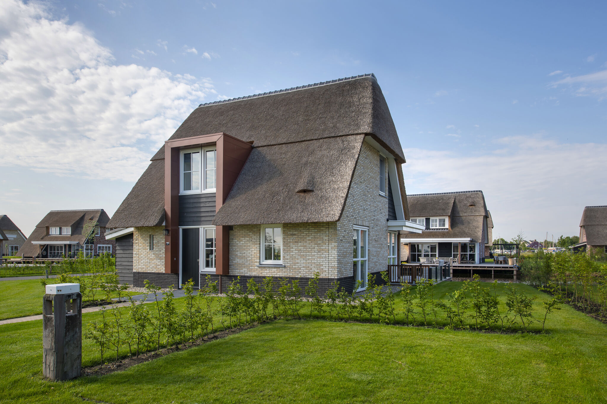 Chic Villa with a fireplace at Tjeukemeer