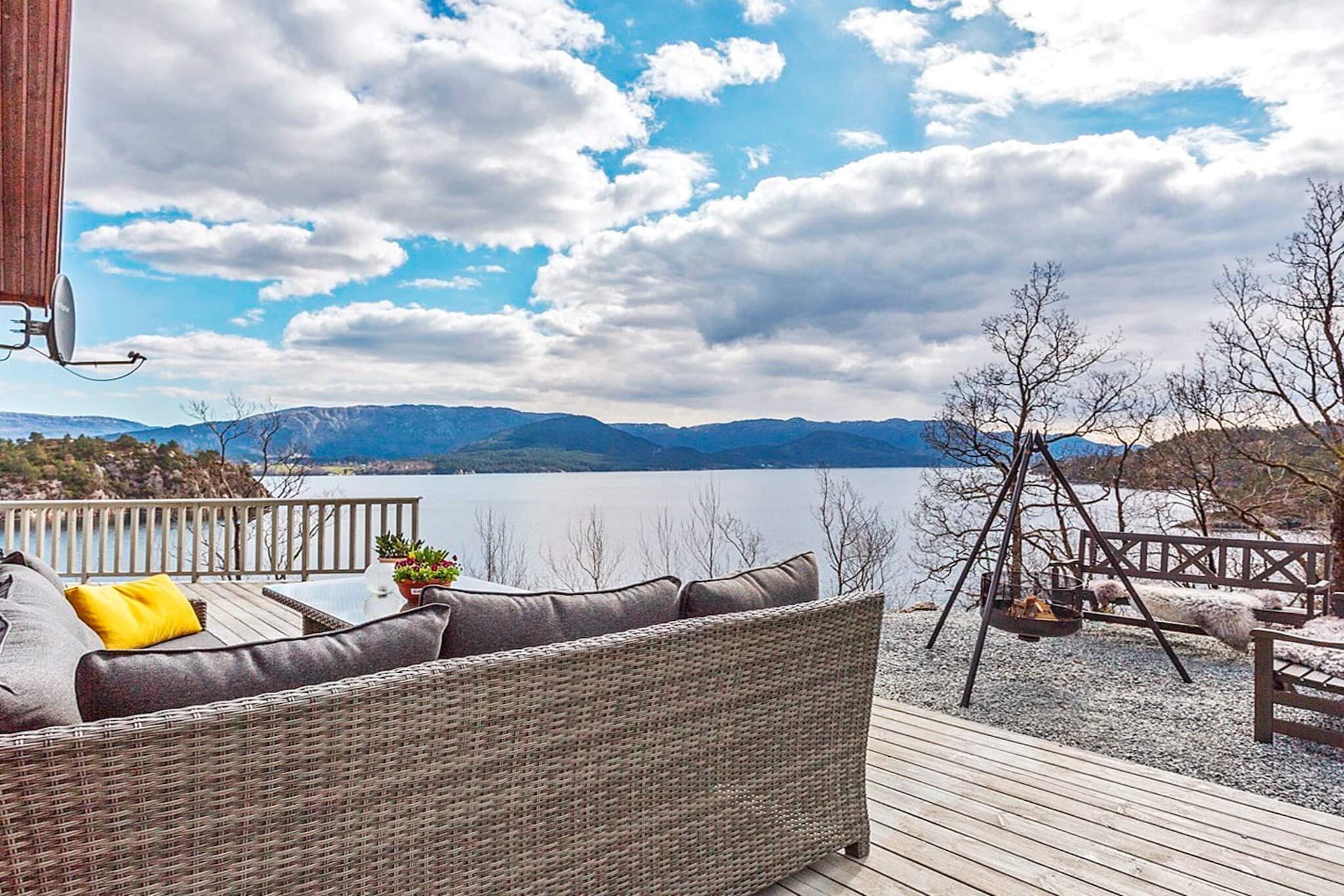 In quiet, idyllic surroundings you will find this cottage with magnificent views of the Ålfjord. Access to the terrace from the living room. The cottage is nicely and practically furnished with a beautiful lounge in the living room with large windows and views of the water. Plenty of equipment in the kitchen. Frame mattresses in all bedrooms where some can be used in a combination of double or single beds. The dish includes a number of international channels, including German. Large bathroom with plenty of closet space. Storage room with freezer and washing machine. Boat for rent in private marina and filleting area for fishing approx. 450 m from the cabin. Car park 80 meters from the boatyard, the last 30 m is a steep walk, best suited for the fit. 18-foot boat Sting 535 with 50 HP Evinrude engine, Garmin 7-inch GPS, chart plotter and sonar. Just below the house you can swim from the rocks or light a fire right outside the terrace.