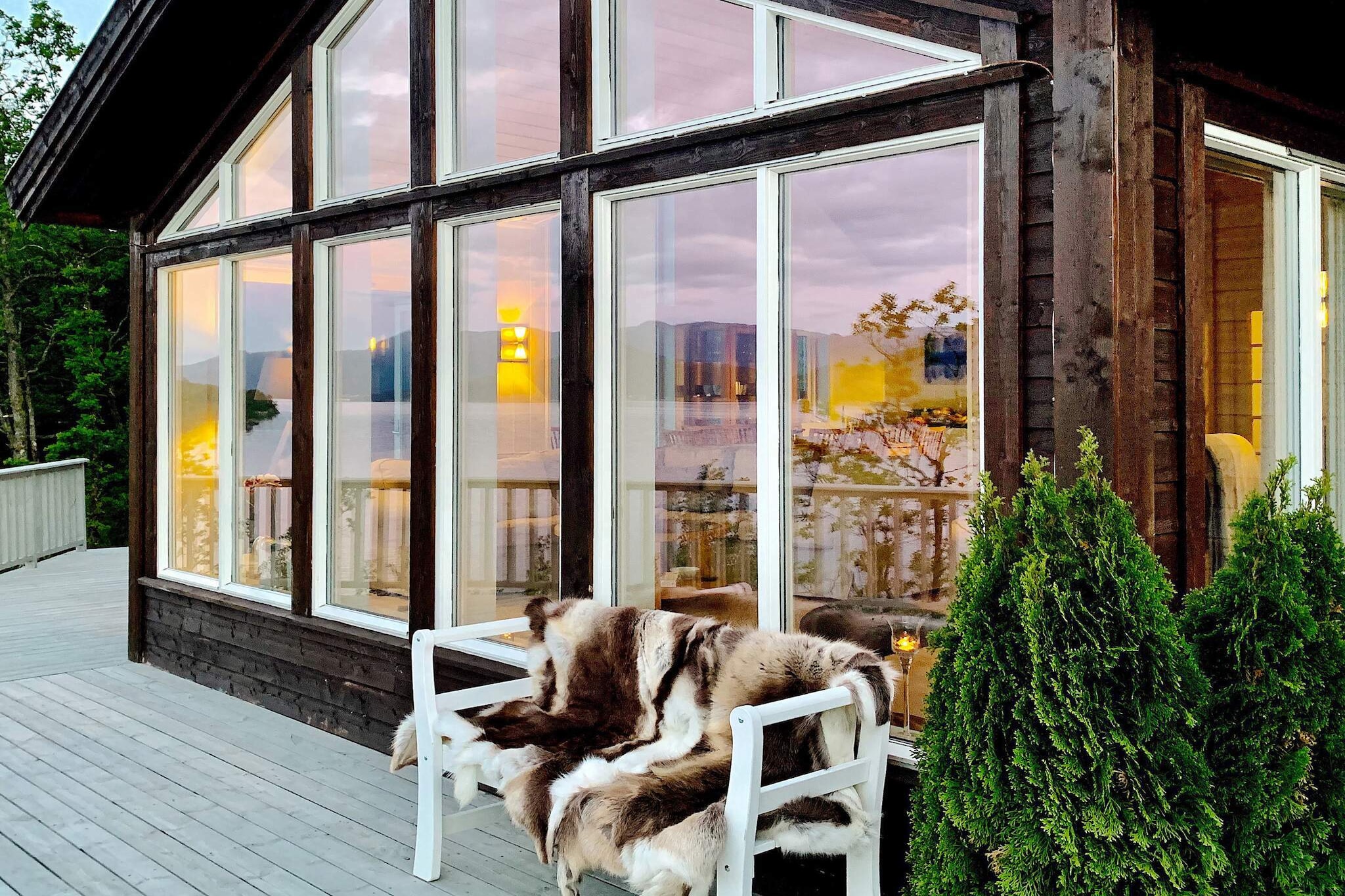 open kitchen(50 m2)(cooker(electric), hood, coffee machine, coffee machine(filter), dishwasher, fridge, freezer(200-249L), washing machine), Living/bed room(TV(satellite, norvegian TV channels )), bedroom(double bed), bedroom(double bed), bedroom(single bed), bedroom(double bed), bedroom(double bed), bathroom(washbasin, shower, toilet), heating(electric), terrace(45 m2), garden furniture, BBQ, darts