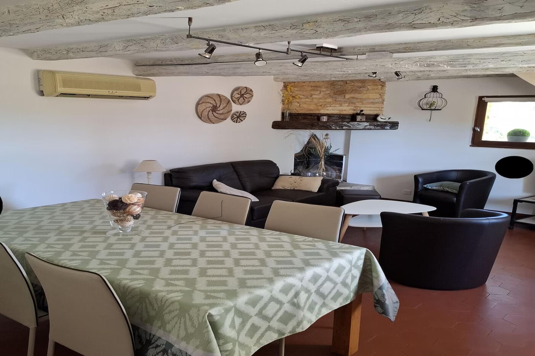 Jolie maison le Catalo-Eetkamer