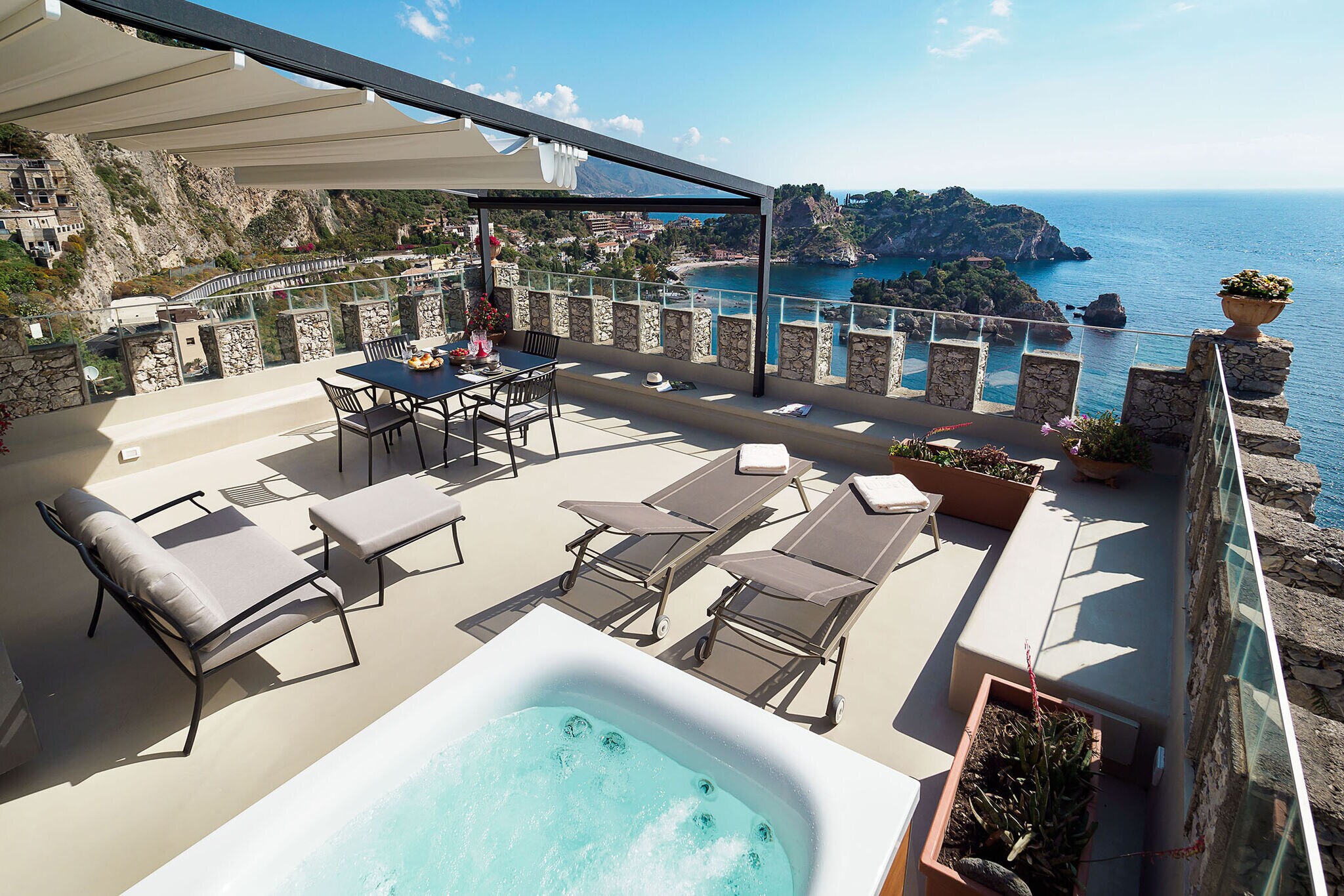 Sea-view apartment in Taormina with bubble bath