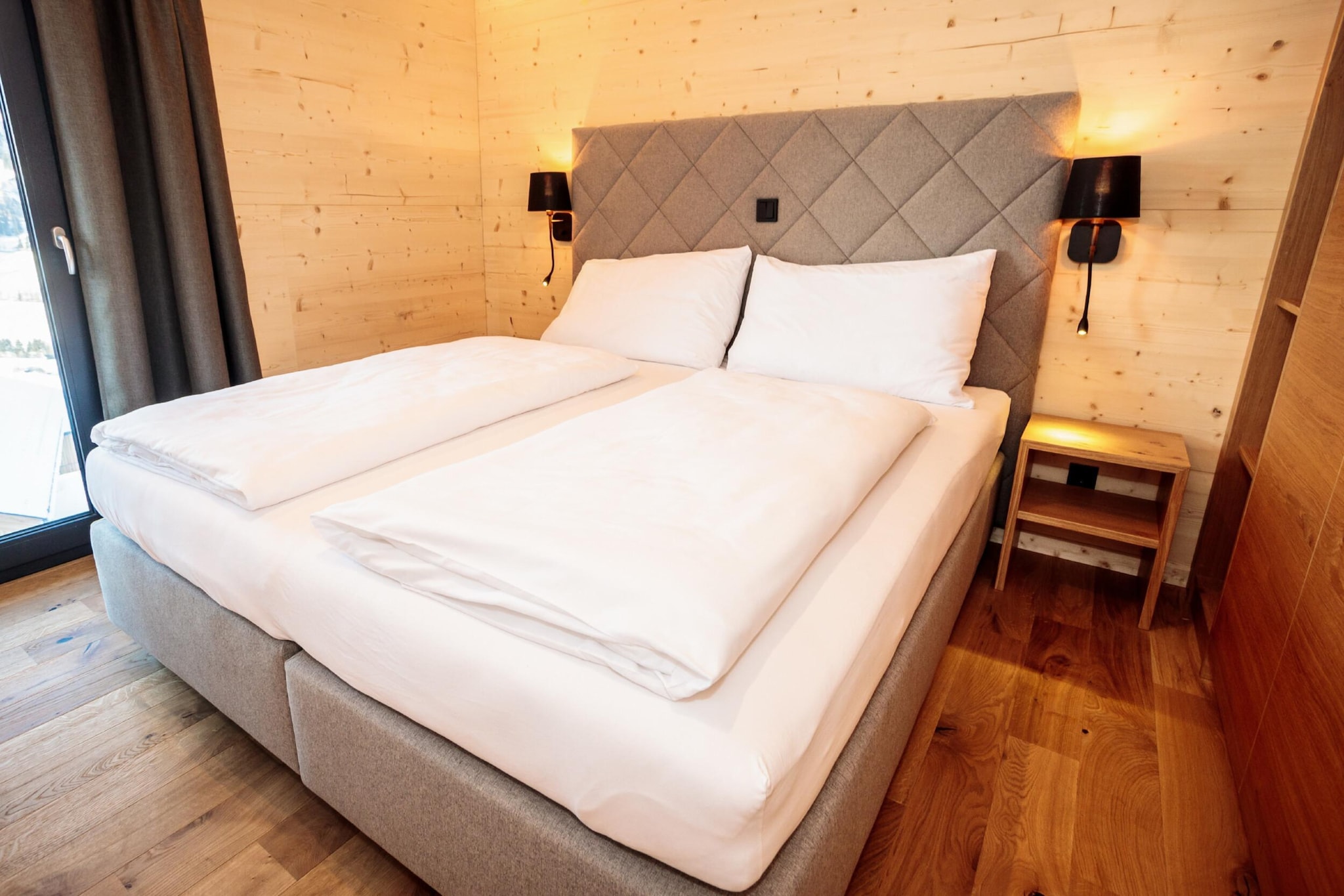 Ground floor: (Entrance, bedroom(double bed), bedroom(double bed, bunk bed), bathroom(shower, sauna, 2x washbasin, toilet), bathroom(shower, toilet), toilet, terrace)\n\nOn the 1st floor: (Living room(TV, dining table, seating area, gas fireplace), open kitchen(electric kettle, toaster, cooker(4 ring stoves, ceramic), coffee machine(cups, filter), oven, microwave, dishwasher, fridge-freezer), bedroom(double bed, TV), bathroom(shower, washbasin, toilet), toilet)\n\nBubble bath, terrace, parking