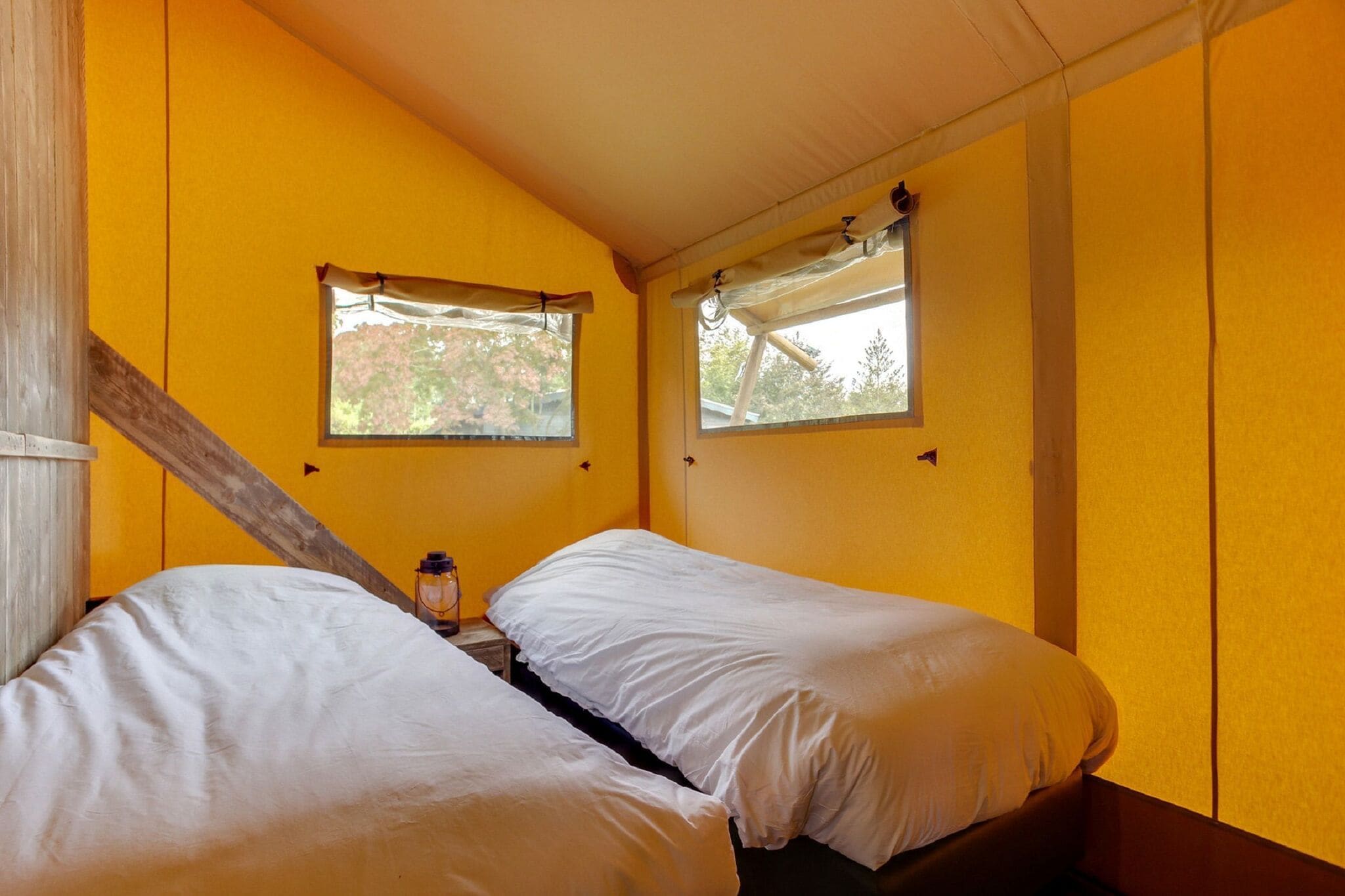 Tent lodge with sanitary facilities