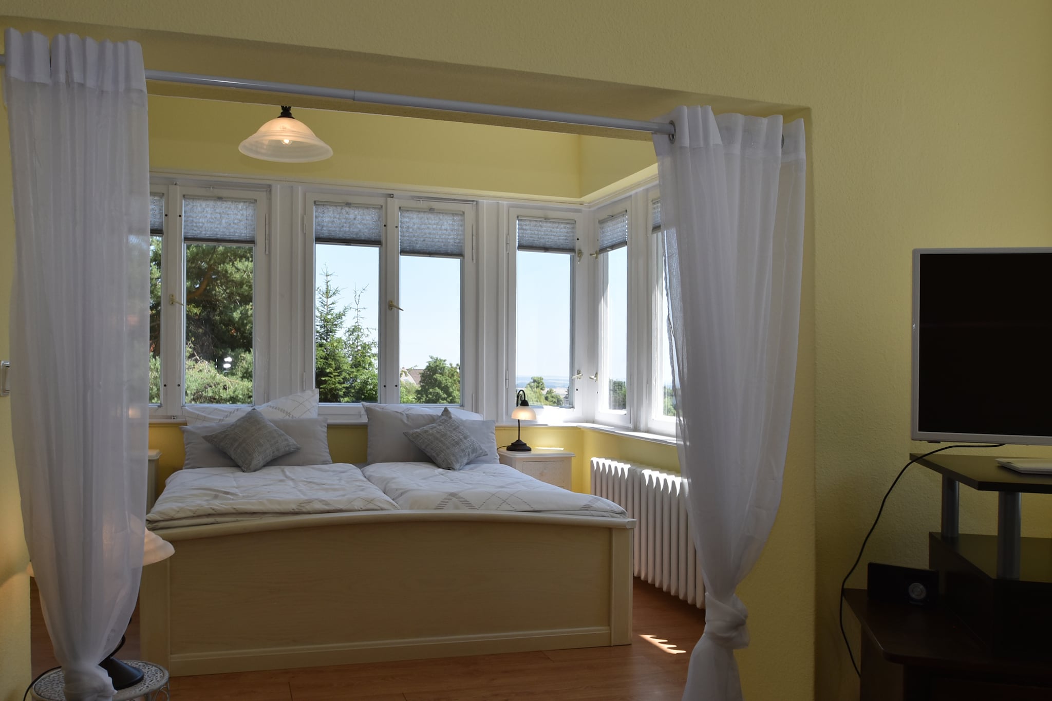 Ground floor: (Entrance, hall, Living room(single sofa bed, TV(cable, flatscreen), stove(wood), radio), Large kitchen(dining table, electric kettle, toaster, cooker(4 ring stoves, ceramic, electric), coffee machine(filter), oven, microwave, dishwasher, fridge(+ freezer)), sleeping niche(double bed(180 x 200 cm)), bathroom(shower, washbasin, toilet, hairdryer))\n\nheating(central, gas), terrace(private), garden(partially fenced, 1800 m2), garden furniture, BBQ, parking, deckchairs, party games, insect screens, Sunscreen