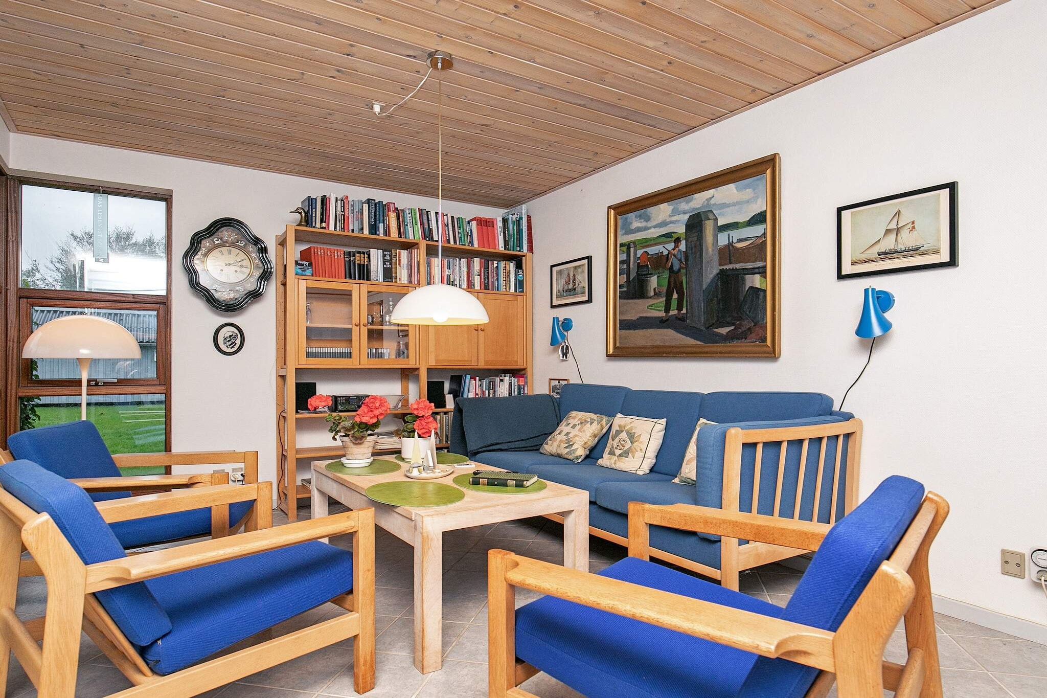 Seaside Charm in Cozy Harbor-By Traum