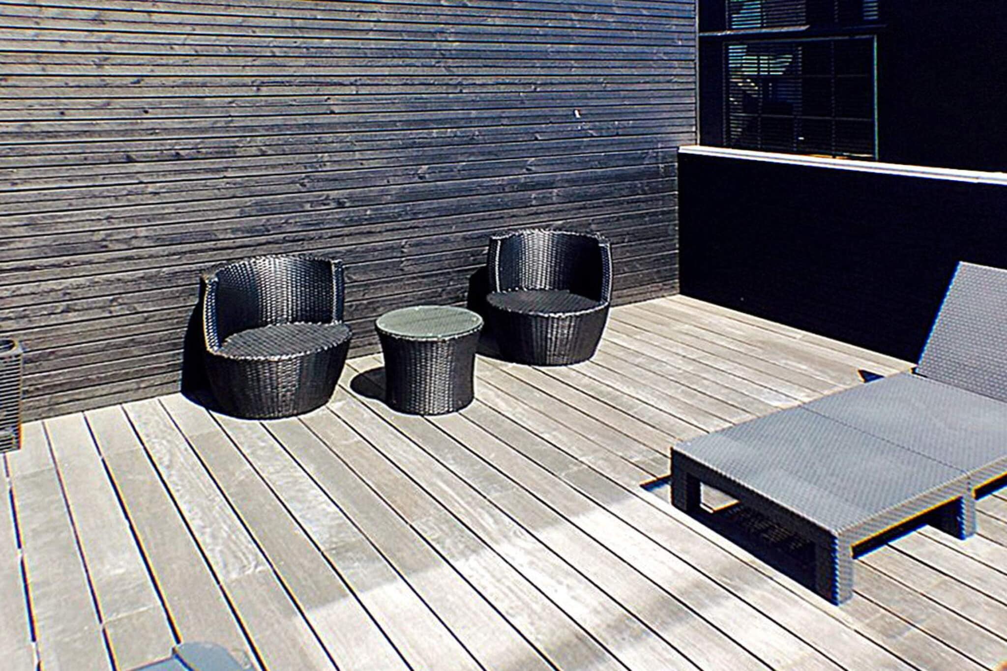 Holiday home with whirlpool and sauna located by Øster Hurup harbor with views of the Kattegat and the dunes along Øster Hurup beach from both the living room and the upper floor. The cottage is kept in light, Scandinavian style and contains a large living room combined with dining and kitchen area with access to two terraces. Kitchen / living room with everything in white goods. Bathroom with shower, whirlpool and sauna. On the 1st floor there are two double bedrooms which face the beach and the sea. Two more double bedrooms facing the marina and a bathroom with toilet and shower. Not for rent to youth groups.
