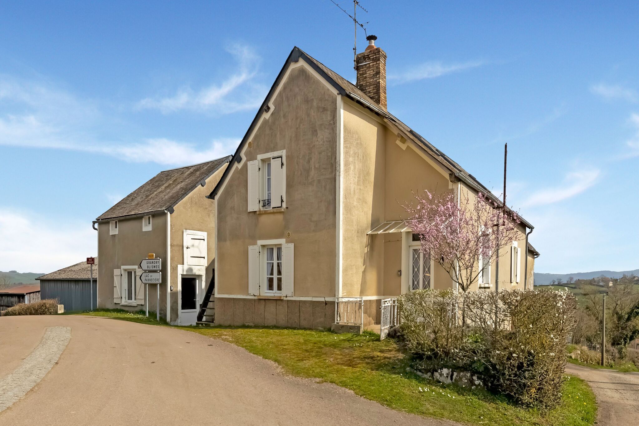 Beruhigendes Ferienhaus in Dun-sur-Grandry mit Terrasse