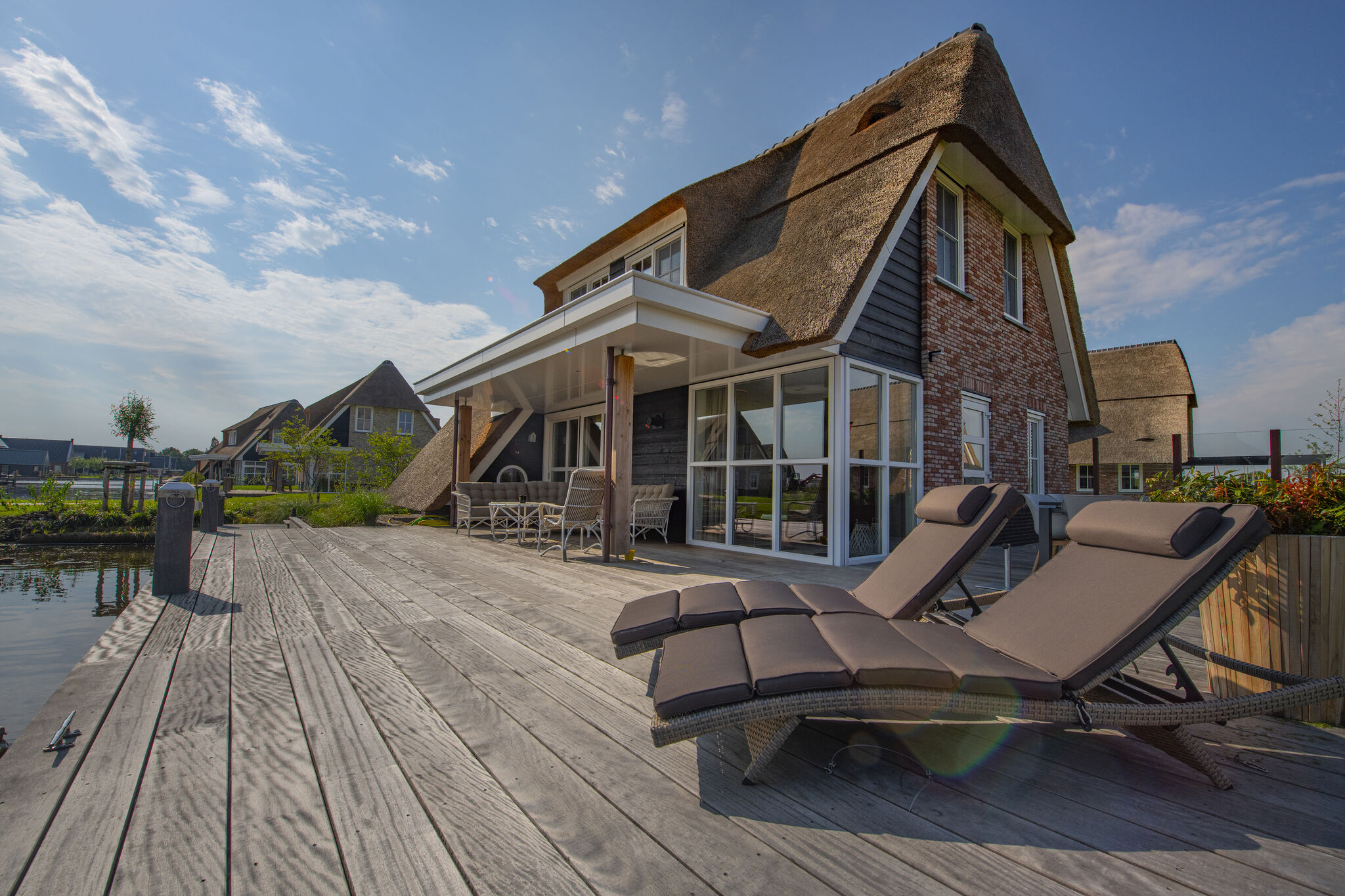 Villa with sunshower at Tjeukemeer