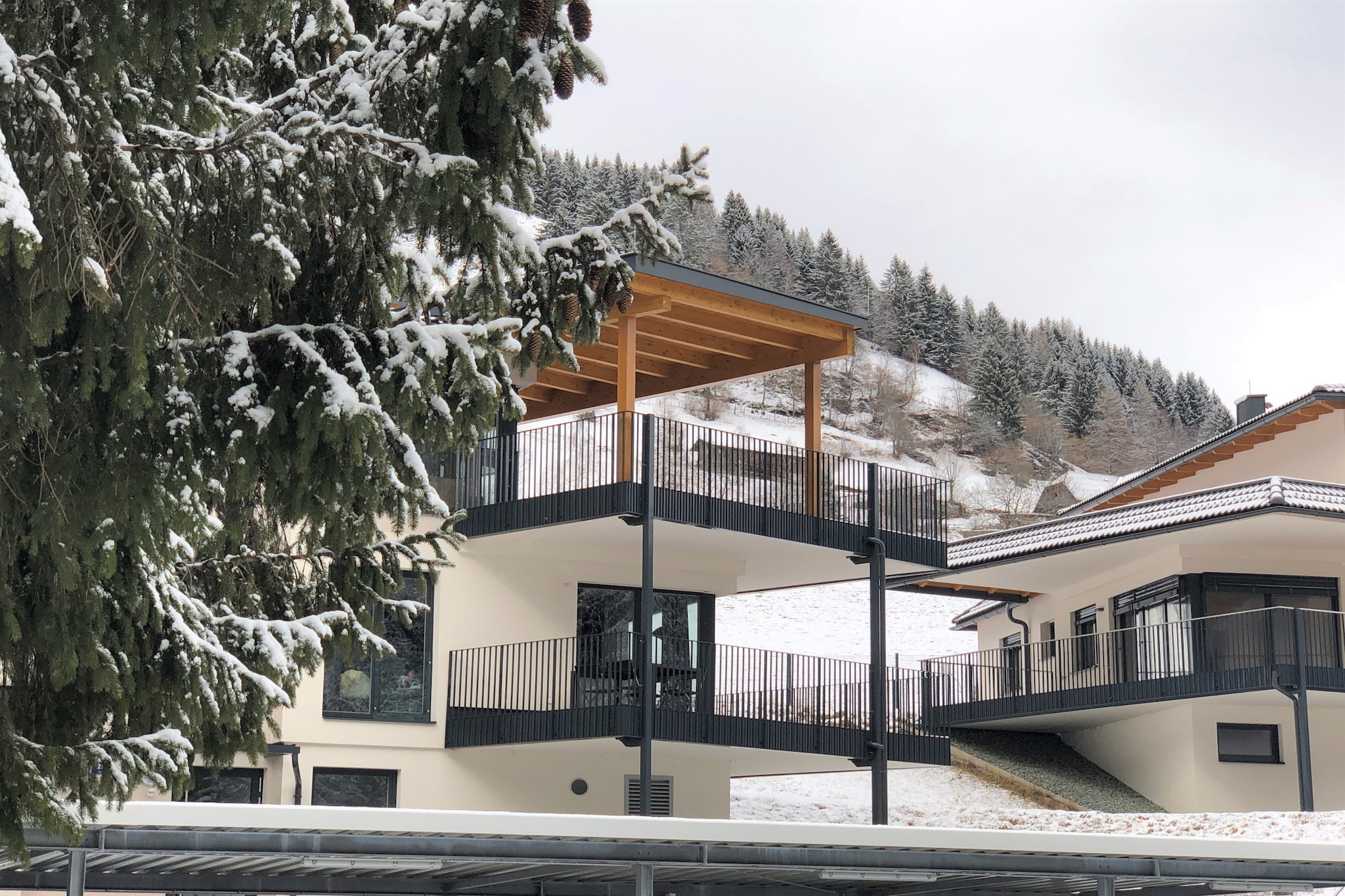 Ground floor: (storage(ski boot heaters, bicycle storage), ski storage)\n\nOn the 1st floor: (Living room(dining table(6 persons), video), open kitchen(hob(induction), hood, coffee machine(cups, filter), oven, dishwasher, fridge(+ freezer), Juicer), bedroom(double bed(180 x 200 cm)), bedroom(single bed(90 x 200 cm), double bed(160 x 200 cm)), bathroom(tumble dryer, shower, washbasin, bidet, washing machine, hairdryer), toilet)\n\nbunk bed, TV(satellite, smart TV), stove, streamingservice, bathtub or shower, heating(floor heating), terrace(28 m2), garden furniture, sun loungers, BBQ(electric), parking, lift, children\'s bed