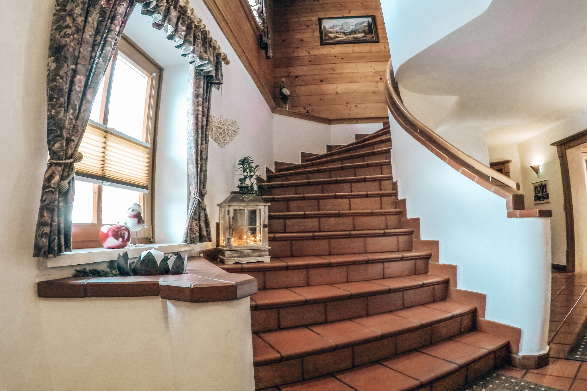 Cozy holiday apartment in a prime location – ideal for nature lovers and active people!
Our rustic-modern holiday apartment can accommodate up to 5 people – with 2 bedrooms, 2 bathrooms, a sunny balcony, and a fully equipped kitchen. The apartment is clean, comfortable, and lovingly furnished.

Located directly on the ski slope (only 150 meters to the free ski bus!), it is the perfect starting point for skiing, cross-country skiing, tobogganing, and more. In summer, hiking, biking, climbing, mountaineering, or a visit to the nearby Wagrain Water World adventure pool beckon – free for our guests with the Wagrain Card!

A playground, barbecue facilities, e-bike rental, a high ropes course, and the Wagrain-Kleinarl climbing world are all nearby. The quiet, sunny location on the outskirts of Kleinarl – surrounded by nature – ensures true relaxation.

Tip: With the SalzburgerLand Card, you get discounts at over 190 attractions!

In Austria, guest registration is mandatory. Therefore, the tenant must contact the manager 14 days before arrival.