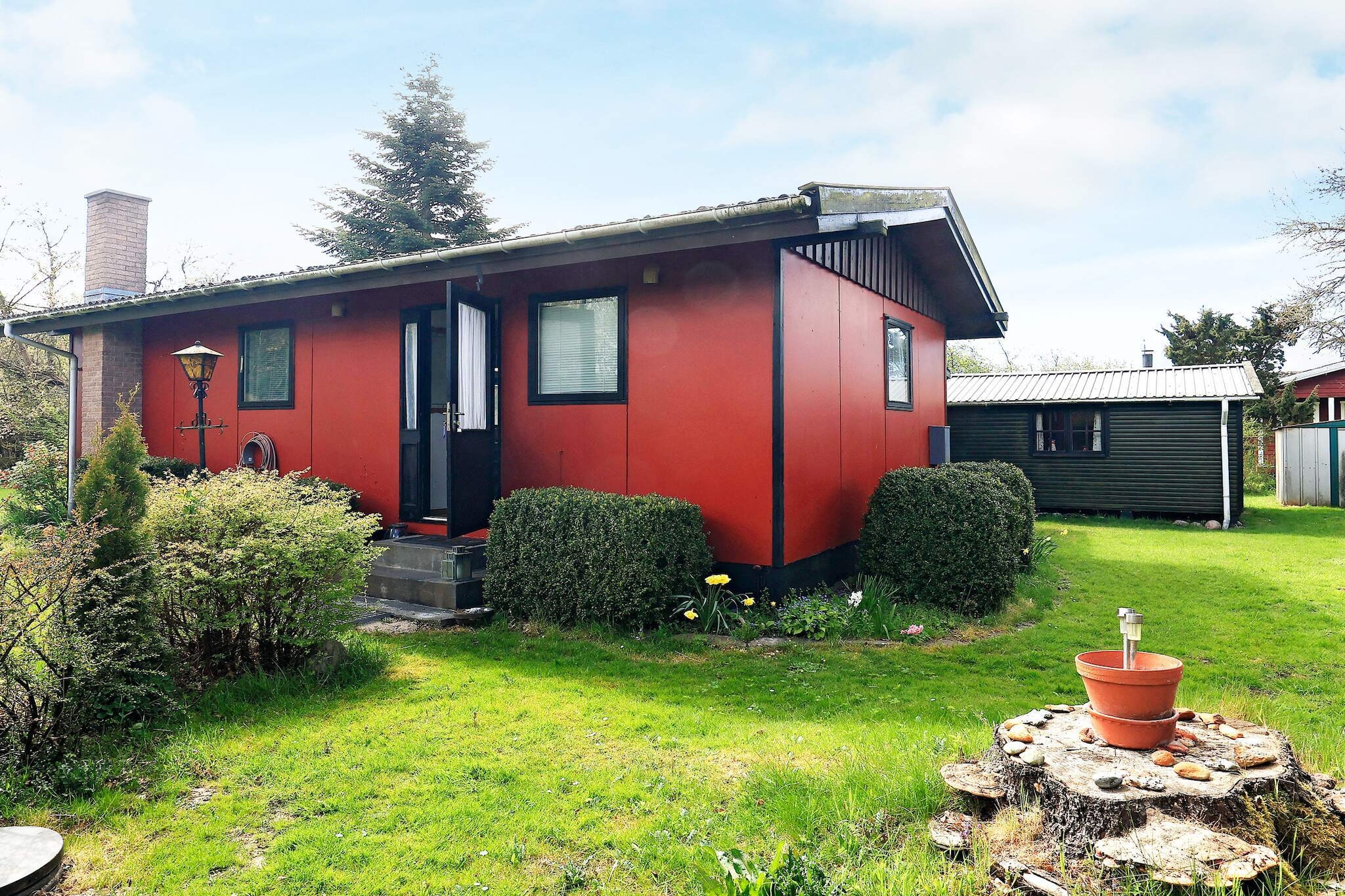 Holiday home located in a scenic area by Gedesby with lots of wildlife in the form of hares, pheasants, deer and lots of birds. The terrace invites you to have fun, and on the lawn you can have fun with games and play. The cottage is for the small family, where you can have fun in this slightly smaller house with a bright garden room. In the living room there is a wood burning stove and open kitchen. Bright bathroom with toilet, sink and shower. For the warm evenings there is a barbecue, and afterwards you can retreat into the garden room and look out on the garden. Not for rent to youth groups.

A refundable deposit might be charged closer to your check-in date. This deposit covers utilities consumed during your stay and any additional services that may be taken. The final amount will be adjusted based on actual meter readings, actual usage of extra services, and any remaining balance will be refunded within 21 days after checkout.