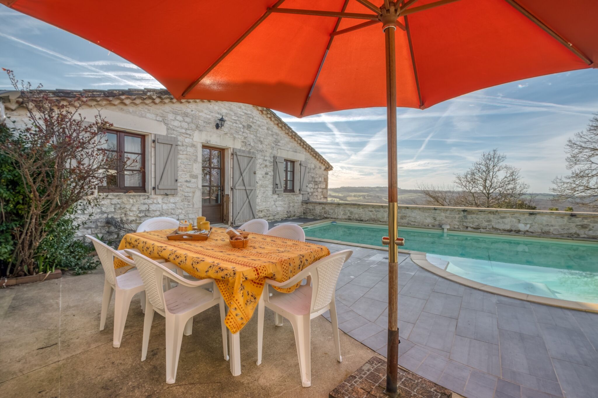 Maison avec piscine et jolies vues dans la région verdoyante du Quercy.