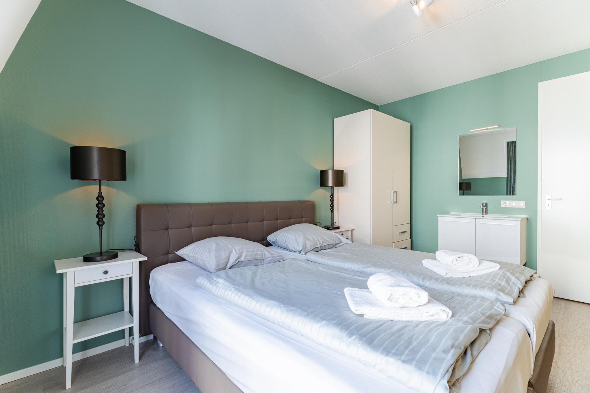 On the 1st floor: (hallway(toilet), Living room(TV(smart TV), seating area, gas fireplace), Kitchen(dining table, cooker(gas), coffee machine, combination microwave, dishwasher, fridge-freezer), bedroom(bunk bed, TV), bedroom(double bed), bedroom(2x single bed), bathroom(shower, sun shower, washbasin, washbasin, toilet), balcony, terrace(13 m2), high chair)\n\nOn the 2nd floor: (roof terrace)\n\nstorage, tumble dryer, washing machine, parking