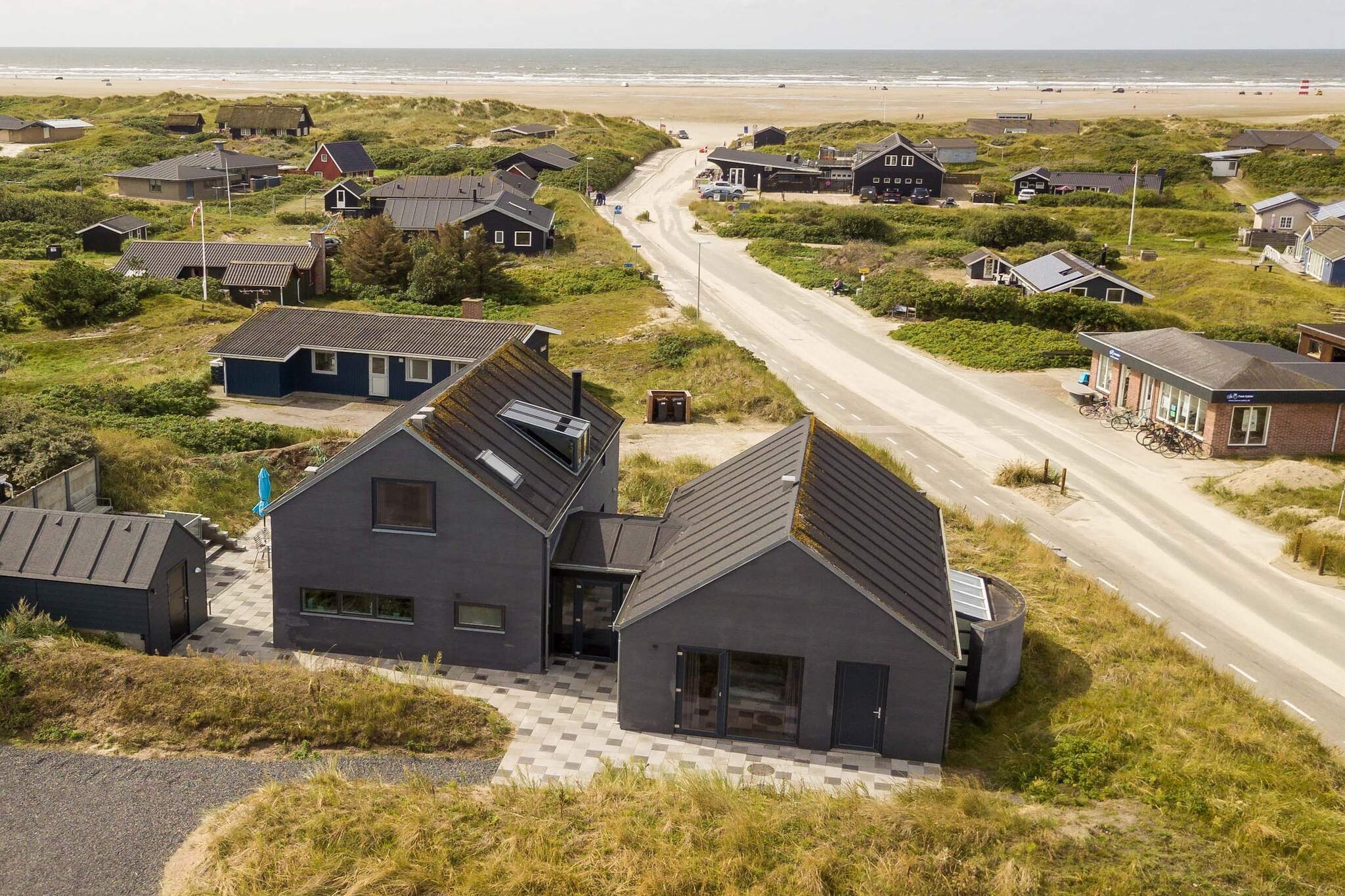 Panoramic view and architect-designed cottage with glass and light in Rindby on Fanø. Here is a really exciting cottage with everything in equipment and many details. Lovely sleeping area with 3 bedrooms and 2 bathrooms. On the 1st floor there is the master bedroom with its own bathroom, There are sea views from 2 bedrooms while the third has morning sun shining in. Lovely entrance hall with space for clothes and boots, a large functional kitchen in connection with a living room, where large sliding doors close in the summer, while the stove is cozy in the evening. On the 1st floor there is an extra living room with balcony, where there is a view of the entire area in Rindby down to the beach. A beautiful panoramic view of the North Sea with a fantastic sunset. Several terraces and secluded nooks around the house invite for relaxation and lazy days, while a beach walk is just below. One of the most beautiful cottages on Fanø with a wonderful location. Free final cleaning!

A refundable deposit might be charged closer to your check-in date. This deposit covers utilities consumed during your stay and any additional services that may be taken. The final amount will be adjusted based on actual meter readings, actual usage of extra services, and any remaining balance will be refunded within 21 days after checkout.
