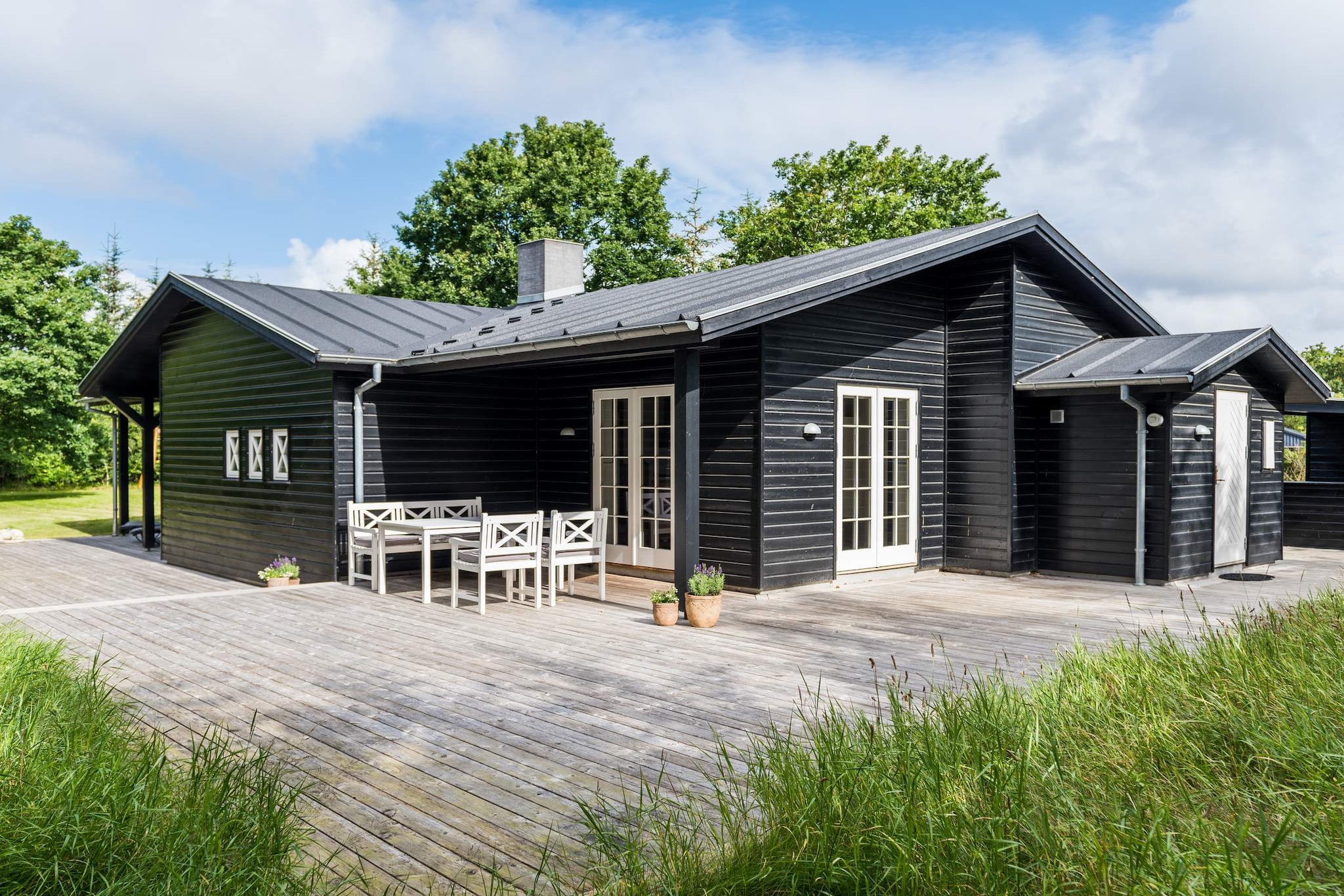 On this lovely plot surrounded by tall trees is this really beautiful and well-appointed cottage for 4 people in Henne Strand on the West Coast. Everywhere the cottage is decorated in bright and friendly colors. The kitchen and living room are in open connection with each other. From the living room there is access to several sheltered terraces. A cozy and charming cottage from 2012 where cosiness comes to the fore. Really beautiful cottage in Henne Strand on the West Coast. Free final cleaning!