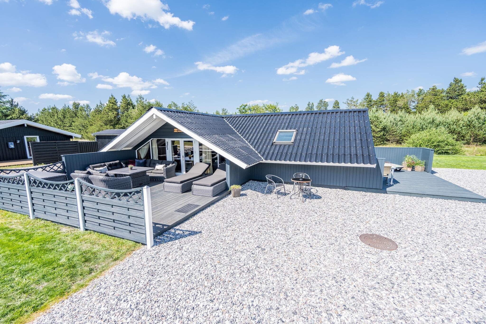 This lovely vacation home is ready for your vacation in scenic and family-friendly Houstrup. Søndervang 78 is a cozy vacation home. This cozy vacation home with two lovely terraces is located in the middle of Houstrup. There are a total of 4 sun loungers and garden furniture. The cottage has an open-plan kitchen and living room. The wood-burning stove is located in the living room, which also has access to a lovely large terrace with beautiful garden furniture, including 2 sun loungers. You can enjoy the morning sun on this terrace. All bedrooms are equally cozy - 2 of the rooms have double beds and 1 room has bunk beds. The cottage is within cycling distance of the beautiful Blåbjerg Plantage, which is surrounded by heather and forest-covered dunes. Houstrup is the perfect choice for those who love the nature of West Jutland. The 4 kilometers to the sea pass through a beautiful natural area and can easily be covered by bike. The cottage is the perfect starting point for family outings to, for example, Bork Viking Harbor, the playground and water park, and Henne Strand. A really cozy cottage, close to nature on the west coast of Denmark. The house is not large, but it has everything you need for a successful vacation on the west coast. In the evening, you can light the wood-burning stove and listen to some good music (which can be streamed) via the house's excellent 300/60 Mbit internet connection and the largest TV package from YouSee. This guarantees that even your teenage children will want to come on vacation. Free final cleaning!