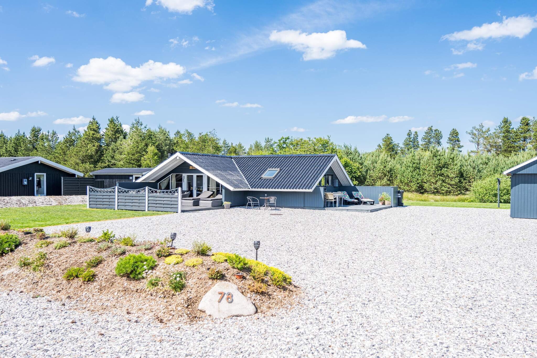 Internet Access DSL, open kitchen(microwave, fridge, freezer(1-59L)), Living/bed room(radio), bedroom(double bed), bedroom(double bed), bedroom(2x bunk bed), bathroom(washbasin, shower, toilet), freezer(1-59L), terrace, garden furniture, BBQ, play equipment, geothermal energy