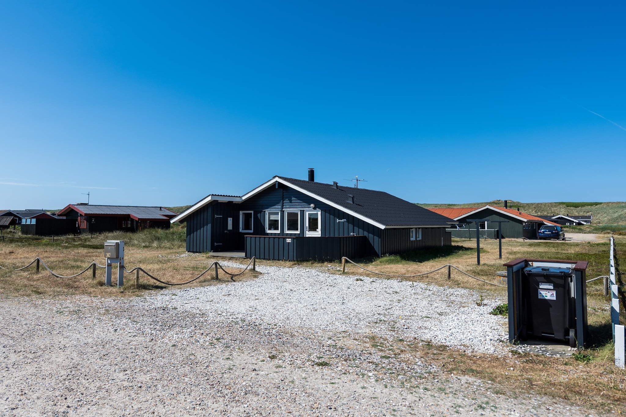 Not far from the good beach in Bjerregård is this bright and well-kept cottage, which contains all the killer facilities. From the living room, which is in open connection with the kitchen, you have a beautiful view of the large dunes which are located between the cottage and the beach. From the living room, where there is also a wood burning stove, there is direct access to a good partially covered terrace. Cozy cottage in Bjerregård! Free final cleaning!