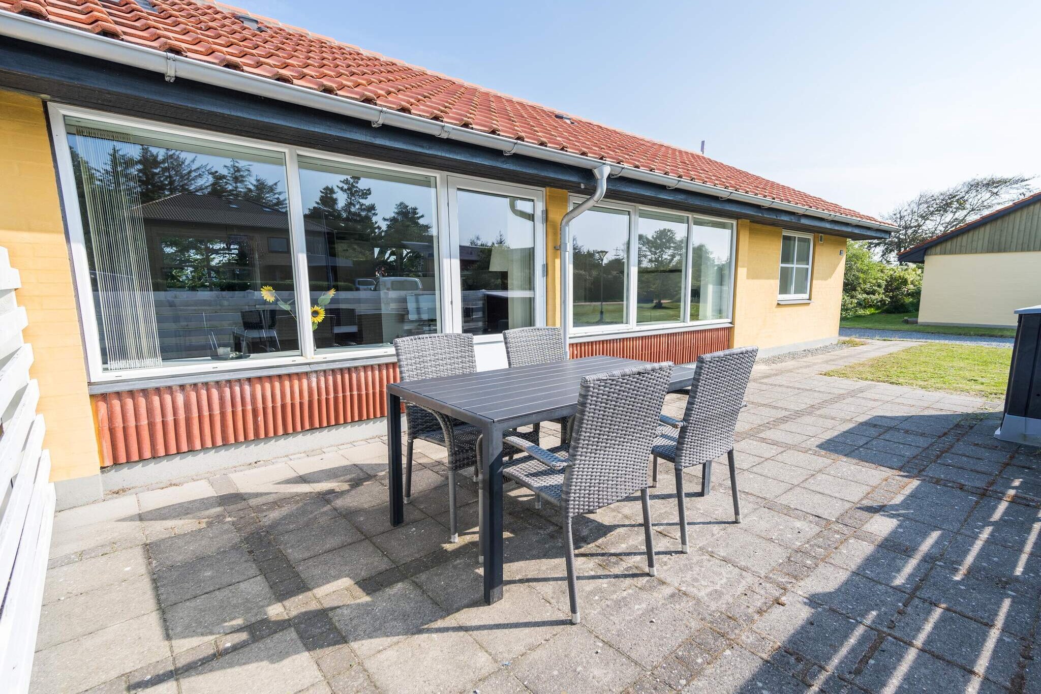 Internet Access DSL, open kitchen(cooker(electric), coffee machine, oven(mini), microwave, dishwasher, fridge, freezer(1-59L)), Living/bed room(radio, CD player, air to air heatpump), bedroom(double bed), bedroom(double bed), bathroom(floor heating), tumble dryer, Bubble bath(indoor, 2 persons), washing machine, heating(electric), terrace, garden furniture, BBQ