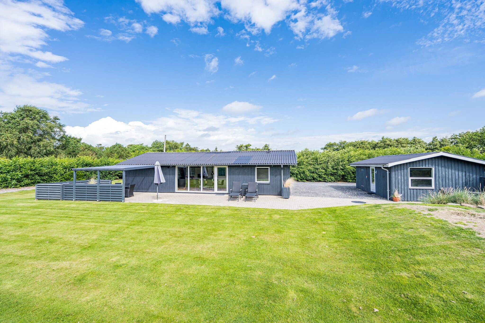 open kitchen(cooker(electric), coffee machine, microwave, dishwasher, fridge, freezer(1-59L)), Living/bed room(radio, CD player, chromecast), bedroom(double bed), bedroom(double bed), bedroom(single bed), bathroom(floor heating)(washbasin, shower, toilet), bathroom(washbasin, toilet), tumble dryer, washing machine, heating(electric), terrace, garden furniture, BBQ, play equipment, children\'s bed, high chair, air to air heatpump