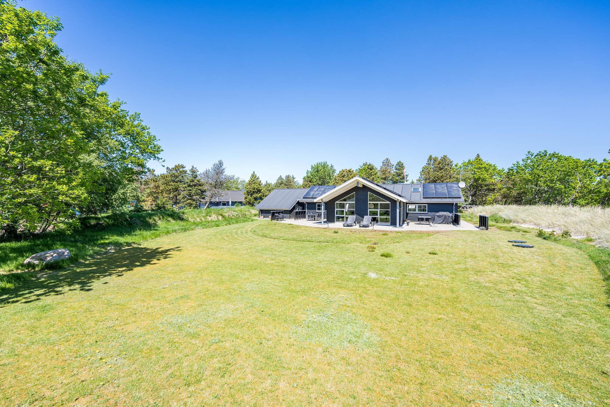 Internet Access DSL, open kitchen(cooker(electric), coffee machine, microwave, dishwasher, fridge, freezer(60-99L)), Living/bed room, bedroom(double bed), bedroom(double bed), bedroom(double bed), bedroom(double bed), bathroom(floor heating)(washbasin, shower, toilet), bathroom(washbasin, shower, toilet), tumble dryer, Bubble bath(indoor, 2 persons), sauna(indoor, heated), washing machine, terrace, terrace(roofed), garden furniture, BBQ, geothermal energy, air to air heatpump