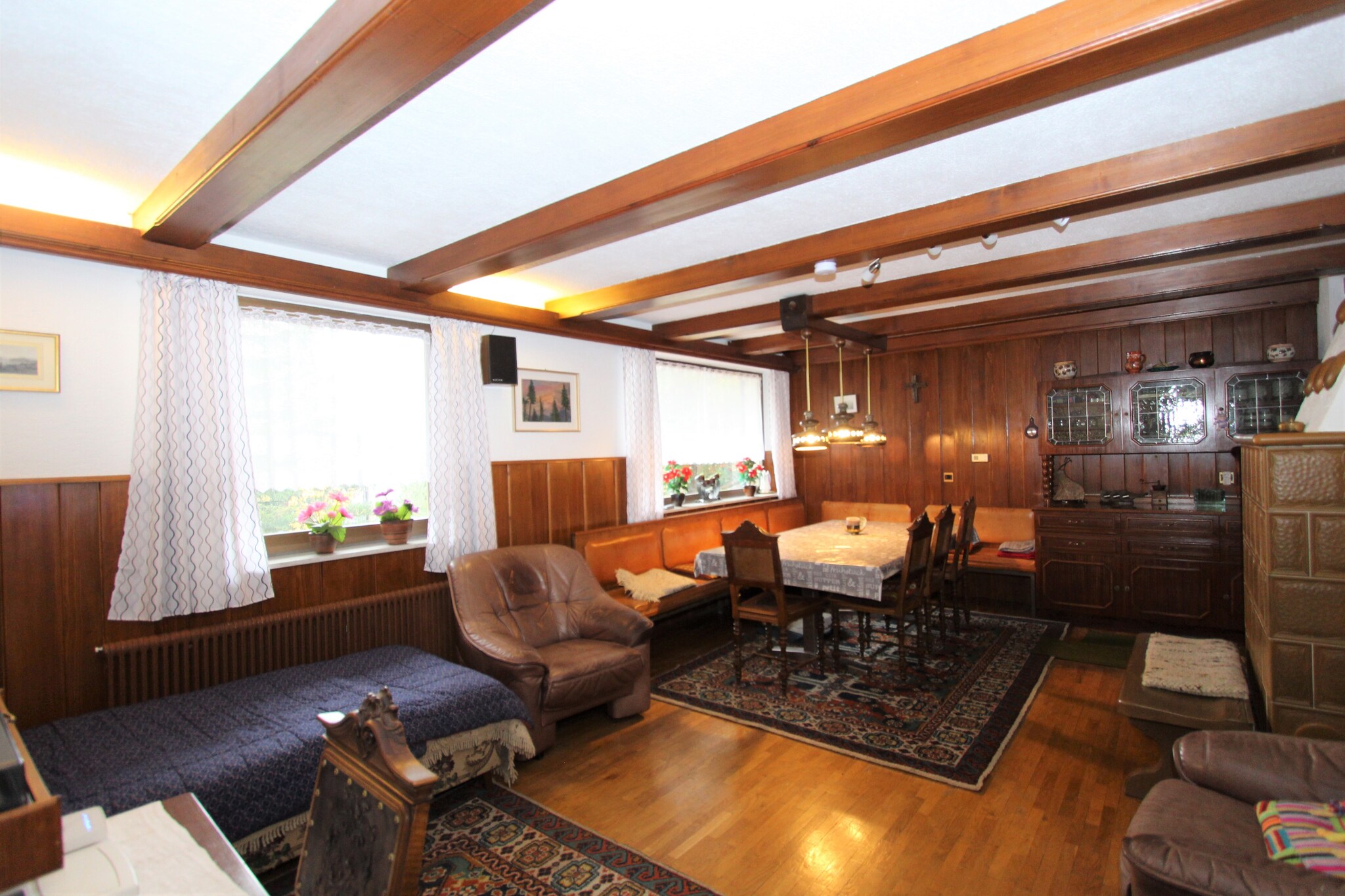 This detached and authentically Austrian holiday home for a maximum of 10 people is located in Innerkrems in Carinthia. It is in a quiet and sunny location and is located directly on the ski slopes and a short distance from the town center of Innerkrems. The location at an altitude of 1600 m is a guarantee of snow and healthy air.
The spacious holiday home includes the ground floor, first floor, basement and garden. The furnishings are typically Austrian. The ground floor consists of a spacious living room and a well-equipped kitchen. On the ground floor there is a separate apartment for 3 people with a kitchen and a bathroom. This apartment is accessible from the outside. On the 1st floor there are 5 bedrooms and a bathroom with shower and toilet. All rooms have a balcony. You also have a sauna, hot tub, ski storage room, washing machine and dryer at your disposal. You can park directly at the house.
The Innerkrems nature area, a diverse hiking area in the Spittal an der Drau district, is located in the Nockberge at an altitude of 1,550 to 2,200 meters. The Innerkrems - Kremsbrücke family ski area offers 36 kilometers of slopes and 9 lifts. There are 2 ski areas in the immediate vicinity: the Schönfeld and Katschberg ski areas.