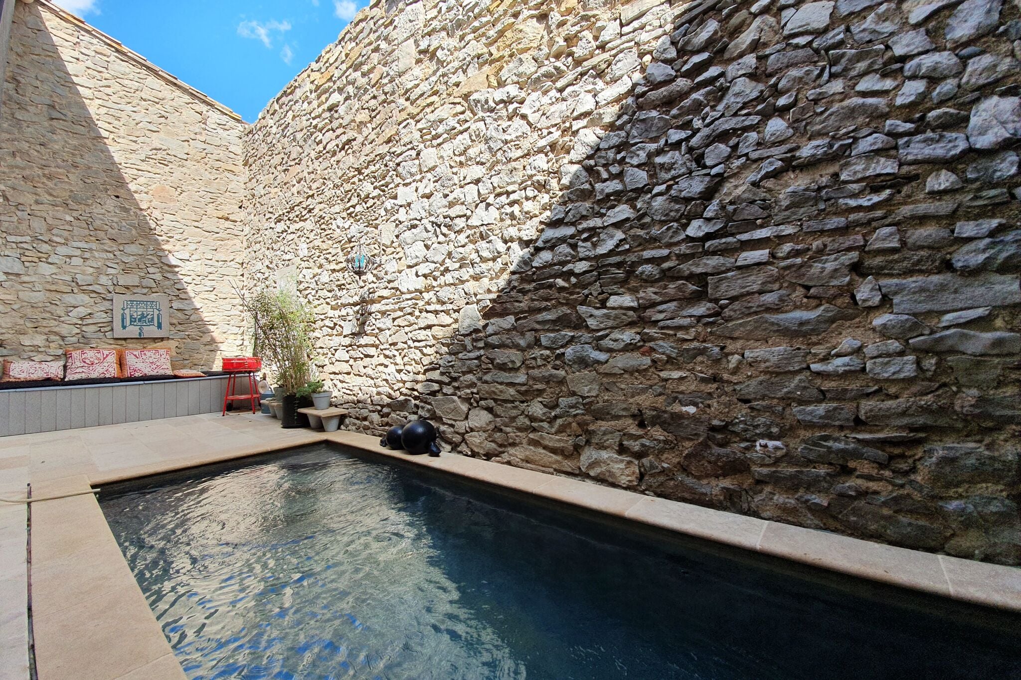 Fraaie, moderne loft met privézwembad in Olonzac op loopafstand restaurants