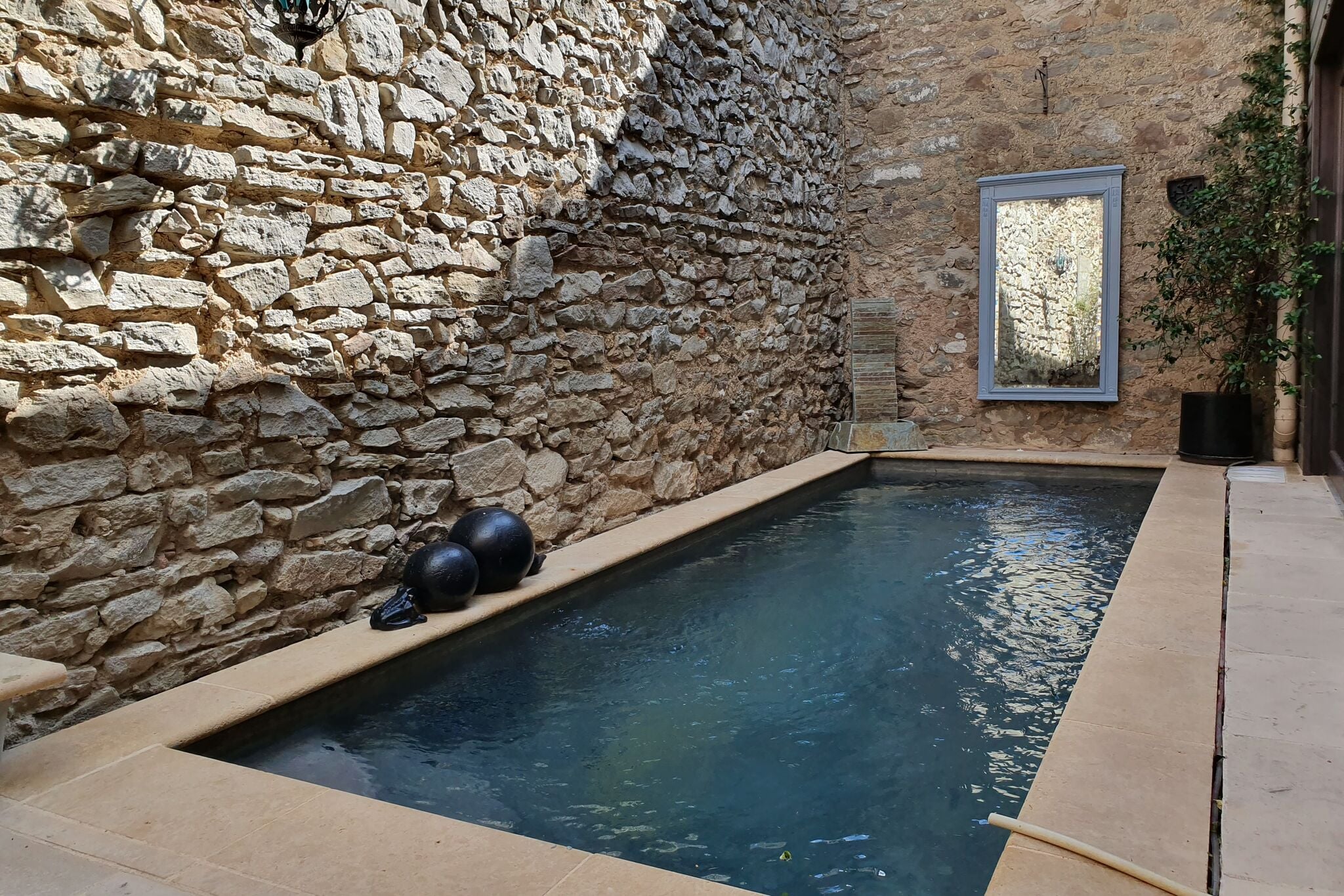 Schönes, modernes Loft mit privatem Pool in Olonzac, nur wenige Gehminuten von Restaurants entfernt