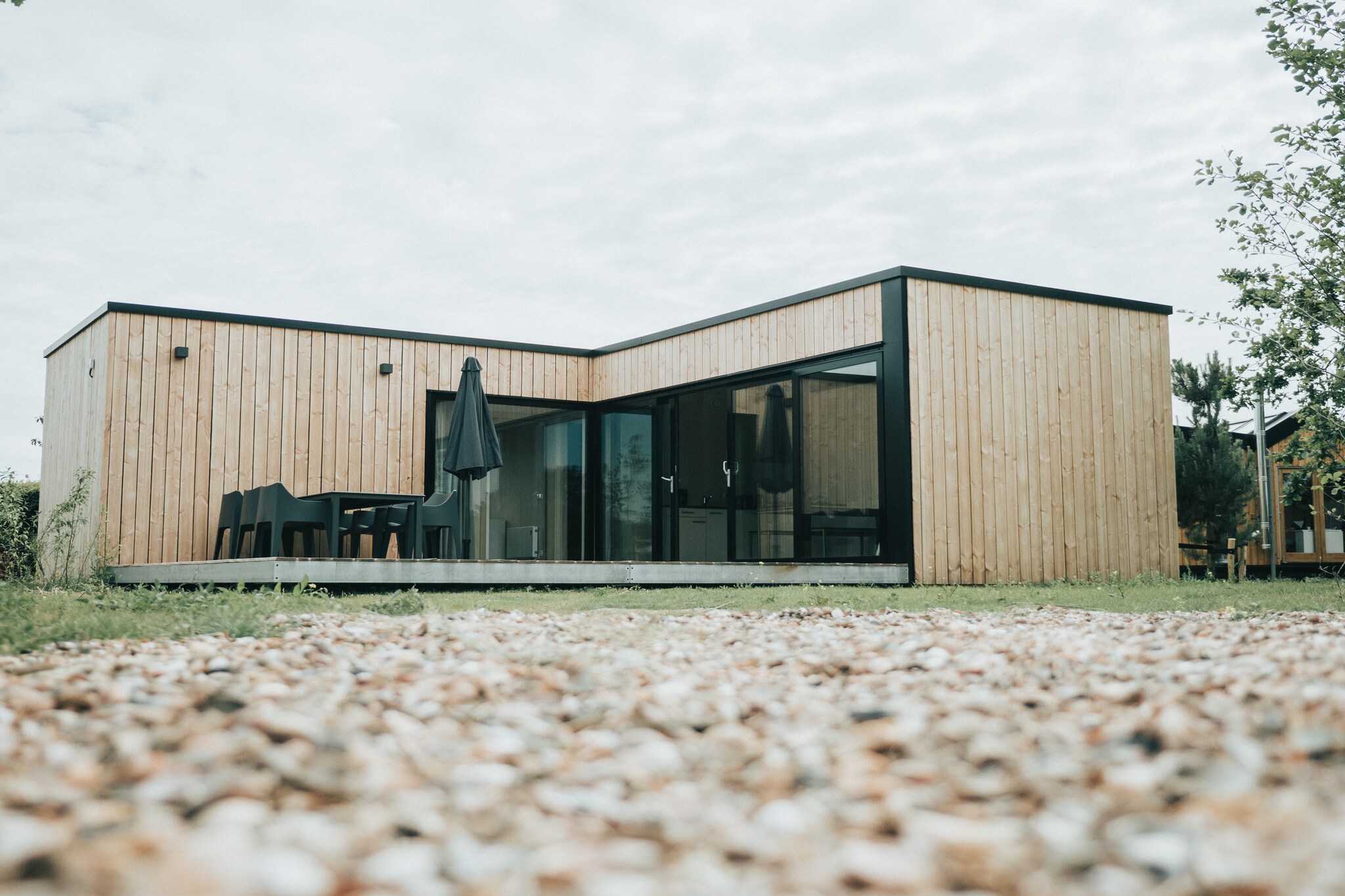 Modern chalet met terras, gelegen op een vakantiepark 800 m. van het strand