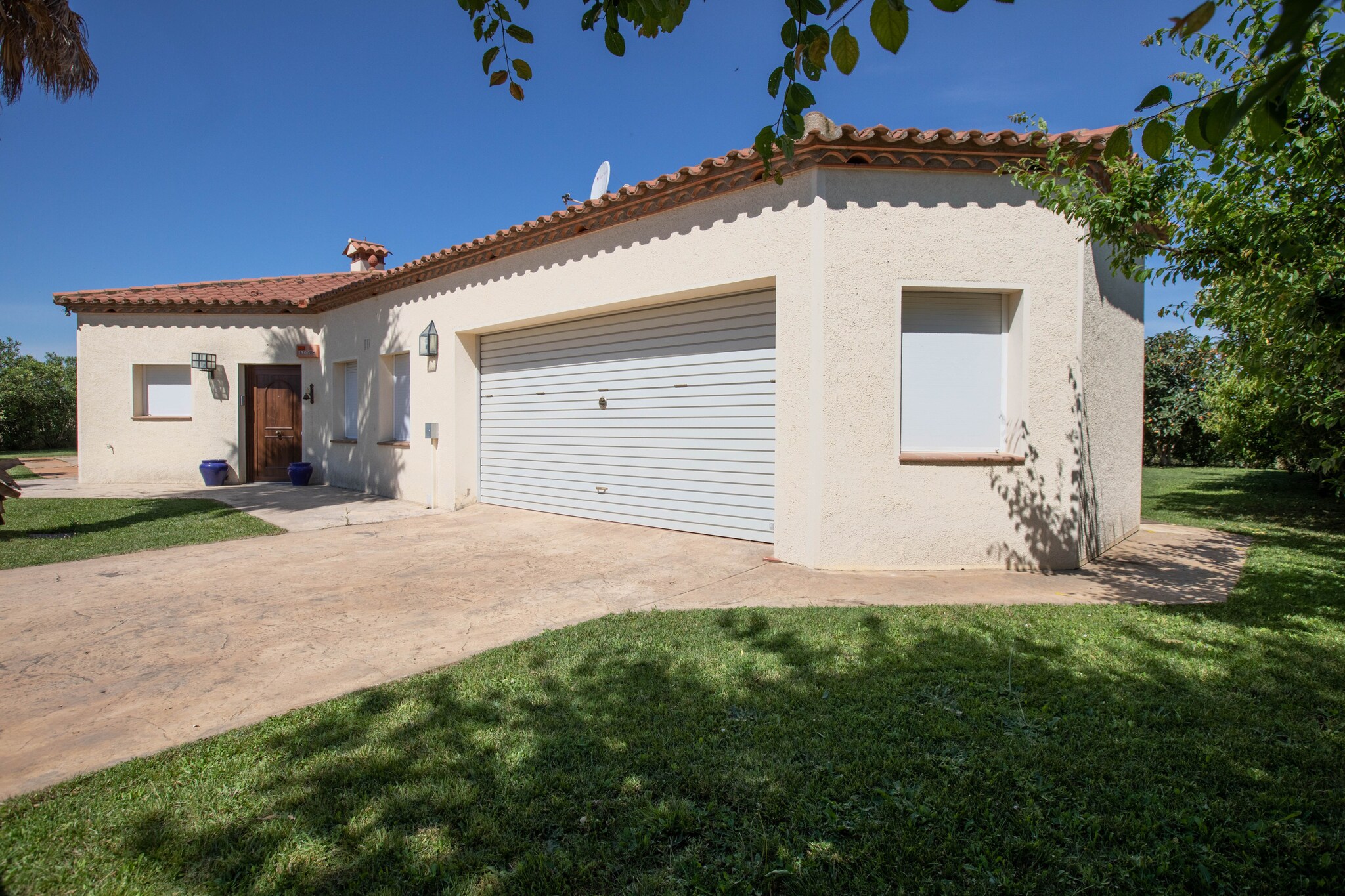 Ground floor: (open kitchen(cooker(4 ring stoves, electric), hood, coffee machine, oven, microwave, dishwasher, fridge, freezer(100-139L)), Living/diningroom(double sofa bed, TV(satellite), dining table(6 persons)), bedroom(double bed(180 x 220 cm)), Bedroom with bathroom(single bed, single bed, TV(satellite), bath tub, shower, washbasin, toilet), Bedroom with bathroom(single bed, single bed, TV(satellite), shower, washbasin, toilet), Bedroom with bathroom(single bed, single bed, shower, washbasin), toilet(washbasin), toilet(washbasin), washing room(tumble dryer, washing machine))\n\nheating(central), air conditioning, terrace(200 m2), terrace(roofed, 10 m2), garden(private, fenced), garden furniture, BBQ, parking, deckchairs, swimming pool(private, 10 x 6 m., opened from Jun upto and including Sep), Sunscreen