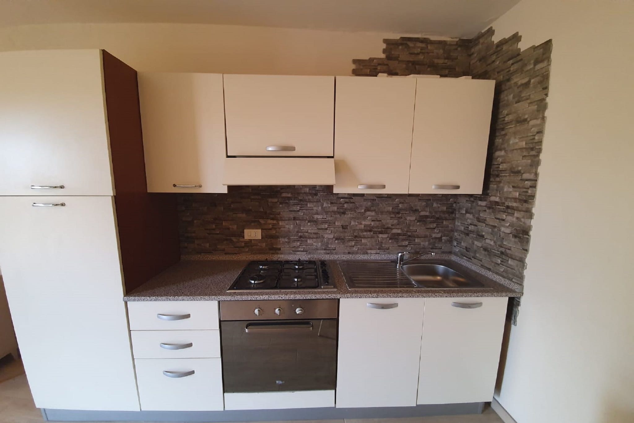 On the 1st floor: (open kitchen(hob(4 ring stoves, gas), oven, fridge-freezer, washbasin), Living/diningroom(double sofa bed, TV, dining table), bedroom(double bed), bathroom(shower, washbasin, toilet, bidet))\n\nair conditioning, terrace(shared with other guests, roofed), parking