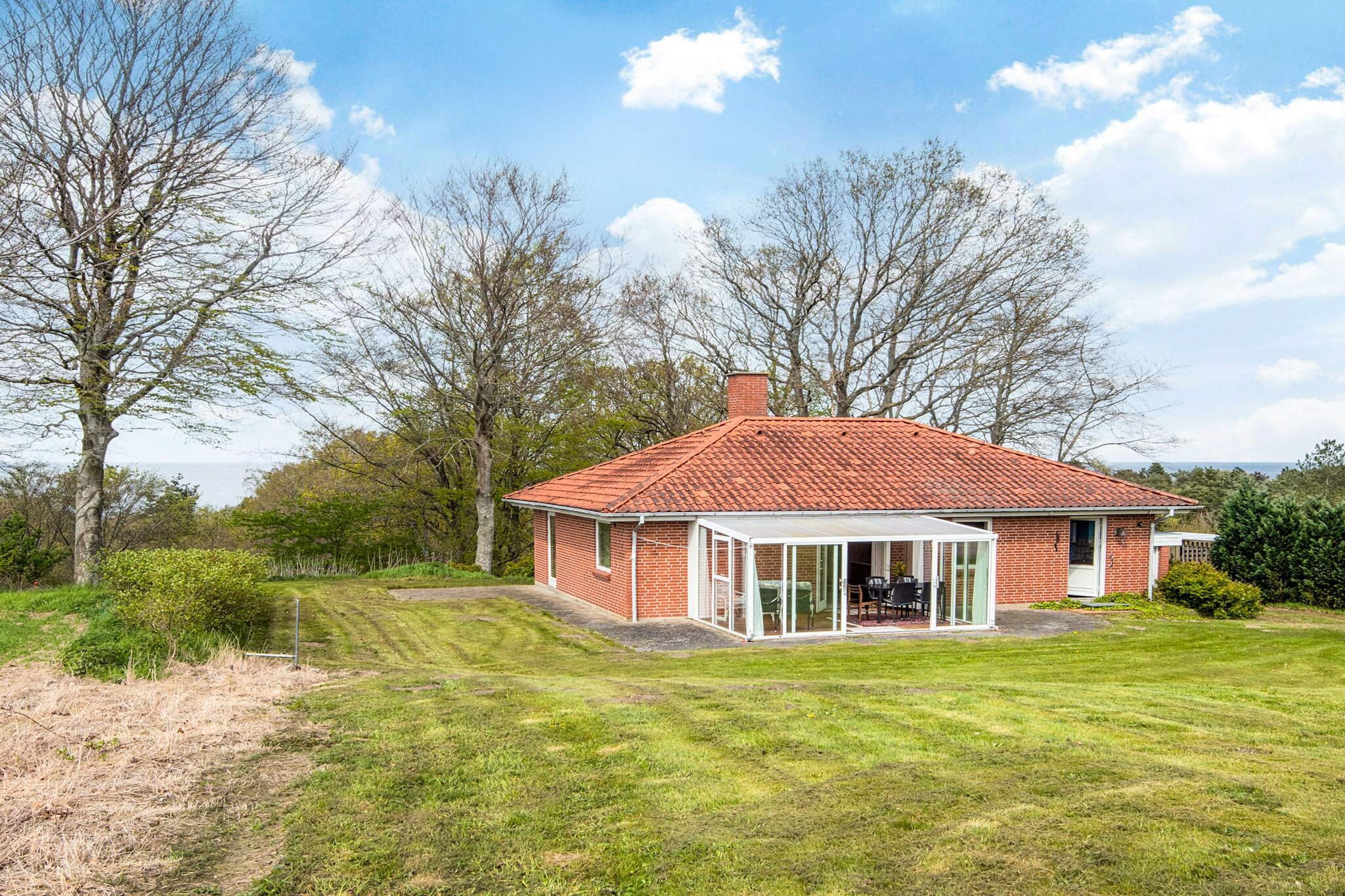 Holiday home with sea view from living room and terrace, located right next to forest and field and just approx. 300 m to the sea at Hegedal. The cottage is furnished with a good living room with open kitchen and a conservatory where you can spend many hours. There is a nice bathroom and good bedrooms with good sleeping comfort. The house is truly scenic, in a small oasis of peace and quiet. There is sandbox. It is possible to swim on one of Djursland's absolute best beaches. Not for rent to youth groups.

A refundable deposit might be charged closer to your check-in date. This deposit covers utilities consumed during your stay and any additional services that may be taken. The final amount will be adjusted based on actual meter readings, actual usage of extra services, and any remaining balance will be refunded within 21 days after checkout.