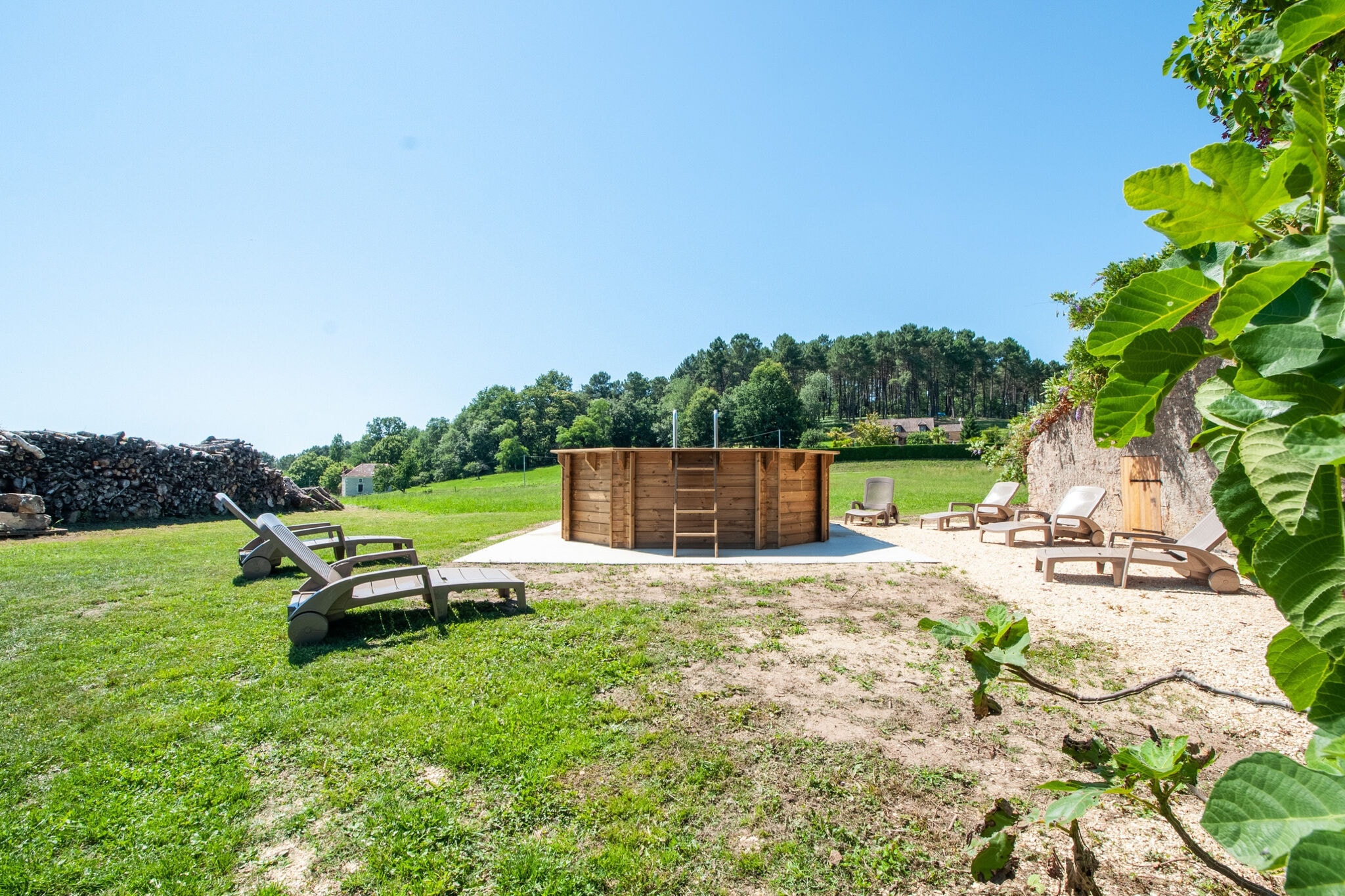 Maison de vacances avec intérieur rénové et piscine privée à Loubéjac.