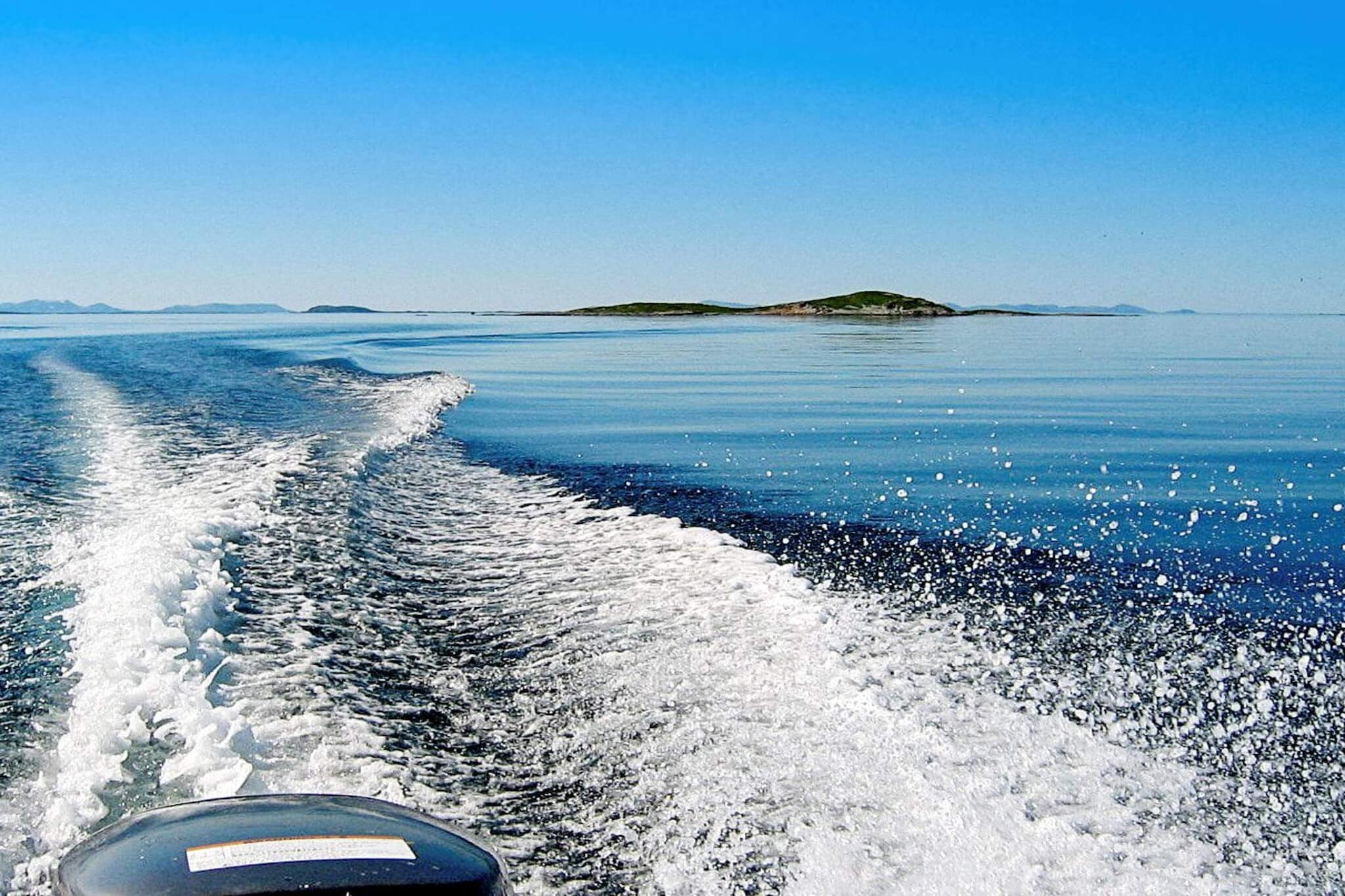 Comfortable and pleasant holiday cottage by the sea with panoramic views. Rich sea fishing and great hiking terrain along the sea and in the mountains. The cottage was built in 2019 on 2 levels with modern furnishings. 1st floor has a living room, kitchenette, bathroom, and a bedroom with double bed. In the attic there are 2 bedrooms with 2 single beds on one and a double bed on the other. Note that one bedroom is an attic living room with a double sofa bed. Large windows in the living room provide close contact with nature. Wood stove. TV with several international TV channels in addition to the Norwegian ones. Internet for serving only, not streaming. The cottage is located 250 m from the sea in quiet surroundings with great views from the living room and attic. Enjoy the beautiful sunsets and the sound of waves crashing against the beach below. On the fire pan you can fry dinner dishes outdoors. The beach is shallow and provides great playing opportunities for the children. The sea is rich in fish and you can fish by boat or with a rod from land. Boat for rent:  1 x Motor boat 17 feet w / motor 50 HP  THE BOAT IS AVAILABLE 1.5 - 15.9. Life jackets included in the rent. Kvaløya has great hiking terrain for the whole family along the sea with idyllic sandy beaches and in the mountains. From the mountain top, there is a magnificent view of the Norwegian Sea and the many islands beyond. Nice starting point for day trips by car to the mountain Torghatten with holes through the mountain and is a tourist attraction. Visit the coastal town of Brønnøysund and the island of Vega further north which is on the World Heritage List. 2 km to Vennesund with restaurant in summer. 12 km to shop.