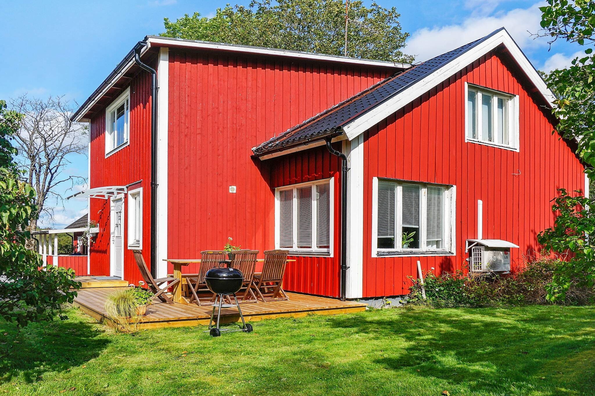 A warm welcome to a nice farm located in a very beautiful area close to lakes and forests, almost in the middle of Dalsland, with short distances to larger urban areas with both service and culture. Suitable for families with children who want to live beautifully with proximity to swimming and experiences. The cottage is very cozy, once inside you are met by a spacious hall, kitchen with dishwasher, fridge-freezer and a warming wood stove. Living room with TV and downstairs is also one bedroom with sofa bed, in a walk-through room from the living room. The other two bedrooms are upstairs, one of which is a spacious and lovely double bedroom, and the other is a walk-through room with a smaller sofa bed suitable for the younger guests (190x120 cm). The bathroom has a shower and washing machine. Outside the cottage you have access to large generous green areas and garden that invites to all kinds of games and games as well as a terrace with furniture group and barbecue where you can enjoy good meals and discuss the day's adventures. A place perfect for families with children who want to go to the countryside. Feed animals, swim in one of the nice bathing spots, or take the chance to fish your own dinner in the form of perch or pike (Fishing license required) in one of the rivers or lakes. Dalsland is clearly a magical place with magnificent nature and has one of Europe's most beautiful lake systems. Every year, hundreds of thousands of visitors make a pilgrimage to Dalsland's canal to see the spectacular meeting between land, rail and water. The aqueduct and the lock stairs in Håverud is one of Dalsland's most visited sights and a piece of history that is best experienced on site. Take a ride in the car and visit Lake Stora Le. Visit Tresticklan National Park, which with an area of 30 square kilometers is the largest roadless and undeveloped forest area in southern Sweden. Here you can hike on nice hiking trails in pristine forests with beautiful lakes and distinctive terrain. There are also several moose parks to choose from. A warm welcome to a very nice accommodation.