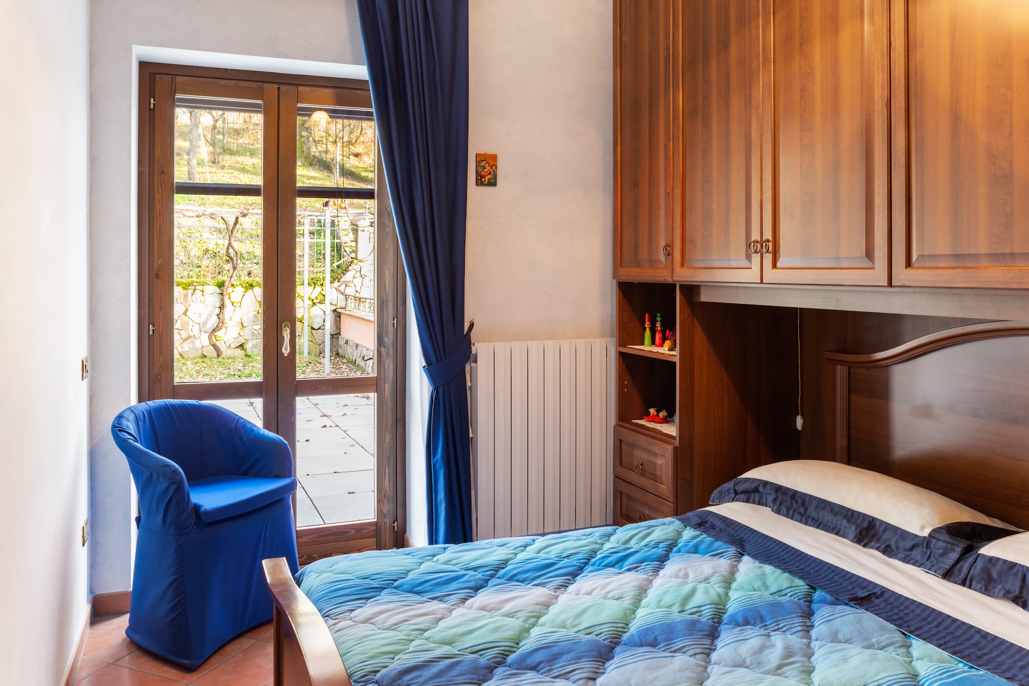 On the 1st floor: (dining room, Large kitchen(TV, dining table, fireplace), bedroom(double bed), bedroom(double bed), bedroom(double bed), bathroom(bath tub, washing machine))\n\ncarport, dishwasher, bathtub or shower, terrace(45 m2), terrace(60 m2), garden, garden furniture, sun loungers, BBQ, parking, deckchairs, parasol, swimming pool(shared with the owner , opened from Jun upto and including Aug)