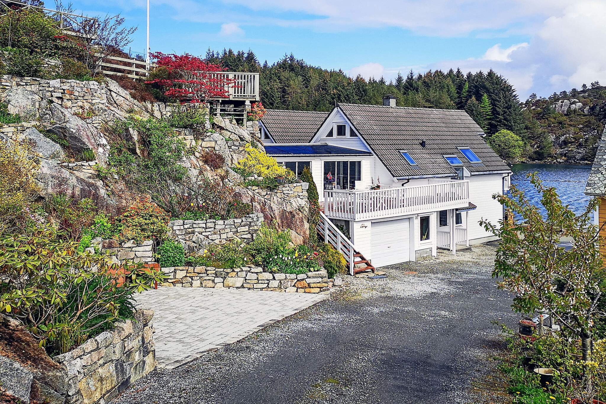 Great fisherman’s cabin right by the coast with several good fishing spots, great service! Perfect for sport & hobby fishermen. Outside the cabin, there are several sun terraces in beautiful surroundings. The cabin has an open kitchen/living room with large windows facing the fjord that provide lots of light. TV with German, Norwegian and international TV channels as well as 80 MBit internet via fiber. 2 km to Svortland with all service offers. Mount Sigjo 473 m.a.s.l. is the highest in the area and has a fantastic view. The surrounding area offers well-marked hiking trails. Bømlo is a large island that is connected to the mainland by several bridges and underwater tunnels. Visit Bømlo's most famous attractions: Moster old church and Moster amphitheatre, or the gold mines at Lykling. Day trips: Fløyen and Bryggen in Bergen, Trolltunga, Folgefonna glacier, Lysefjorden with the Prekestolen, Åkrafjorden and Hardanger. Here you can fish in sheltered waters between islands and islets all year round or go out to sea. 400-liter freezer. Distance to fishing in the sea outside: 15 minutes with the boats at a speed of 20 knots. Boats for rent at the floating jetty directly in front of the holiday home:  2 pcs 21 feet Øien 620F with Yamaha 70 HP engine, gps, chart plotter and echo sounder.