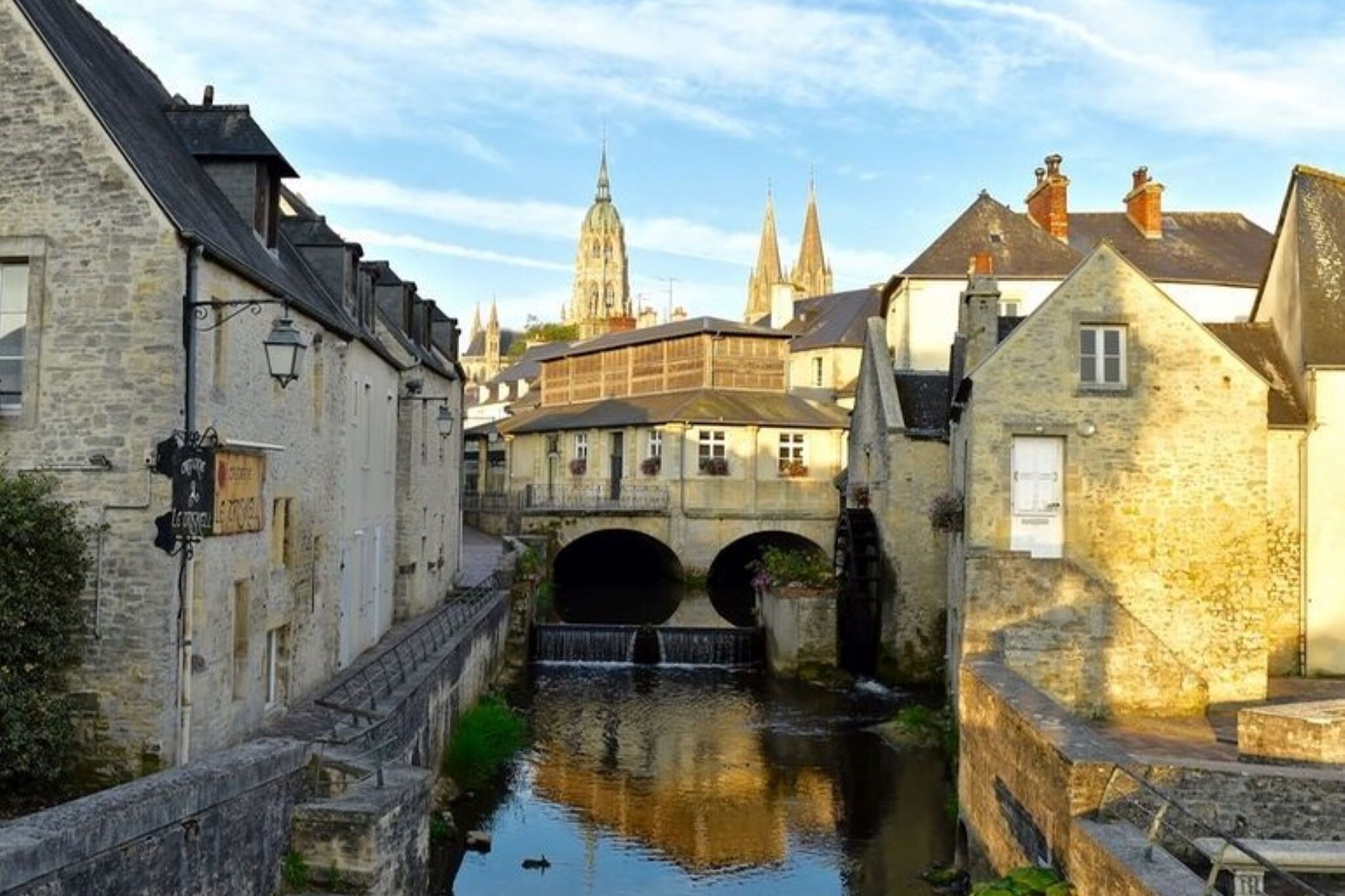 Large comfortable apartment in Bayeux, 9km from the beach