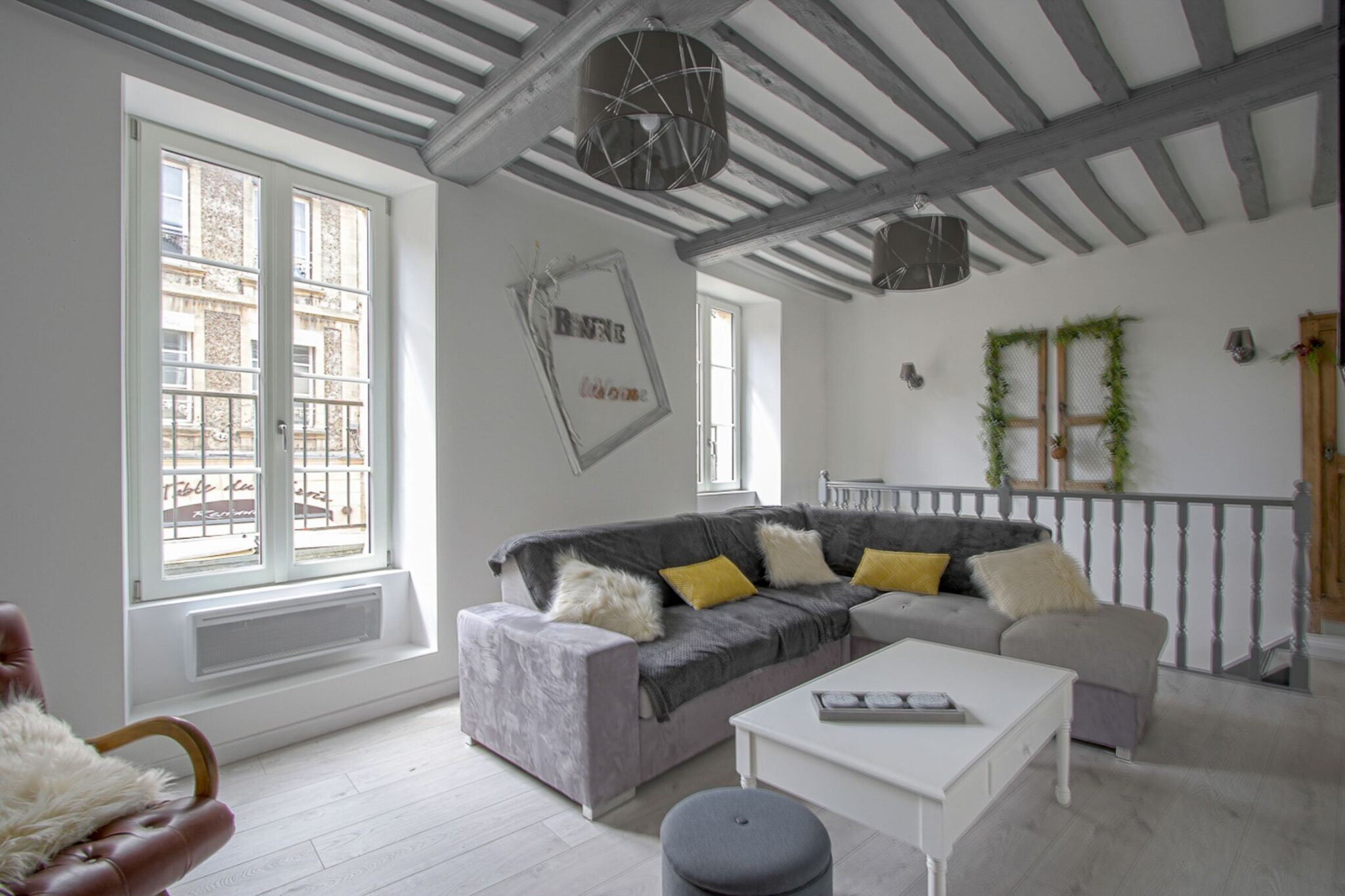 Bel appartement à Bayeux. Terrasse / salon et cuisine communs