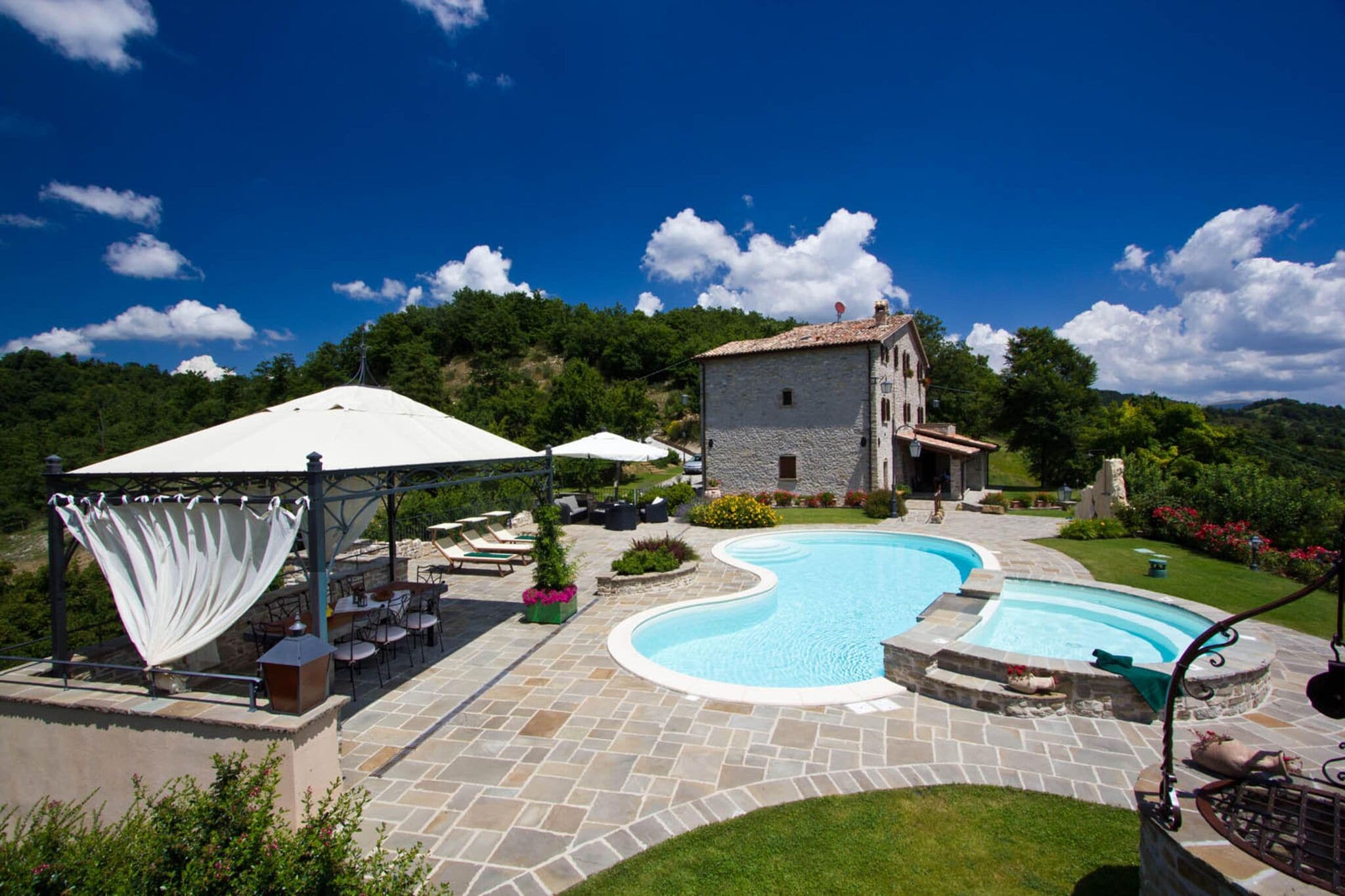 Leuk vakantiehuis in Apecchio met een zwembad