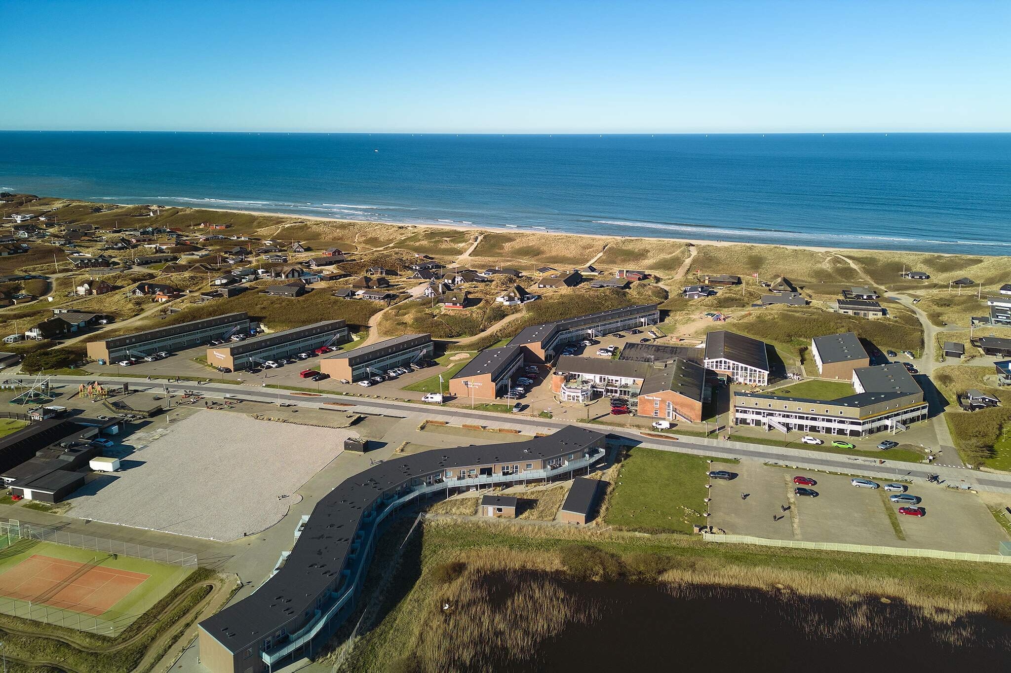Feriecenter Søndervig & # 8212; a sea of possibilities for the whole family Beaches and dunes as far as the eye can see. LEGOLAND, Givskud Zoo and more are nearby. The resort has its own subtropical water park, baby pool, hot tub and sauna. PLUS apartments If you choose to holiday in a PLUS apartment, you can expect that the apartment is nicely maintained and renovated in recent years. Video from Fericenter Søndervig Watch film on YouTube. About Feriecenter Søndervig Feriecenter Søndervig is only a few kilometers from Ringkøbing. Here the dunes stretch for miles along the North Sea with a warm sand pot for every single family. At the holiday center there are warm sun terraces, billiards, table tennis etc. as well as playroom inside and playground outside. And after an eventful holiday, a visit to one of the atmospheric restaurants nearby is the perfect end to the day. Close to the holiday center is Denmark's highest situated lighthouse with a breathtaking view. In Hvide Sande you can enjoy lunch fresh from the smokehouse and shop for dinner in the well-stocked fish shops. Finally, Ringkøbing Fjord is also worth a visit. In Søndervig water park (subtropical), which belongs to the holiday center, there is full speed down the 50 meter long roller coaster, pressure on the water cannons and fun under the cascading waterfall. And those who swim for the sake of exercise have a large pool to themselves - just as the little ones can play safely in the children's pool. Once you have your appetite controlled, you can relax in the spa pool, Turkish bath or sauna. Course facilities in Søndervig Four conference and meeting rooms in different sizes from 16-240 people, which can easily be adapted to any purpose. Read more here.