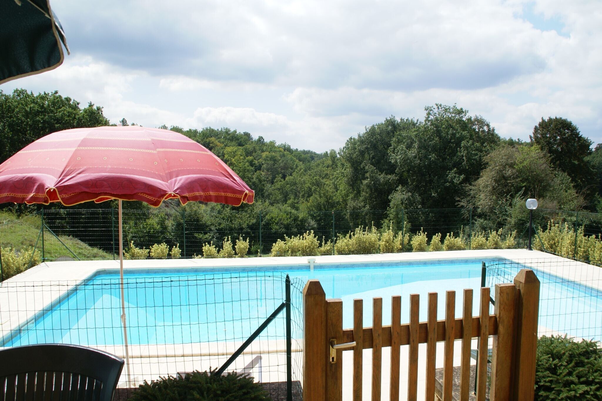 Gite située dans une zone boisée et calme, avec jardin et piscine privée.